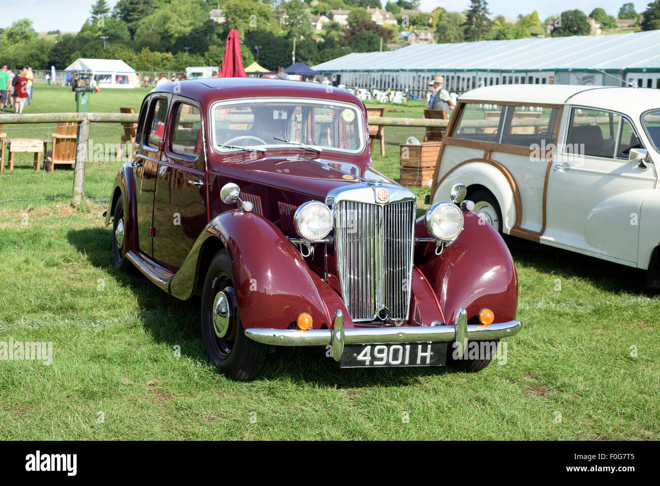 Bakewell, Derbyshire, UK. 15. August 2015.  Riesige Menschenmengen erweisen sich für die jährliche Bakewell Backen Festival, Baking Lektion, Vintage Auto und viele Backen Verwandte Stände. Bildnachweis: IFIMAGE/Alamy Live-Nachrichten Stockfoto