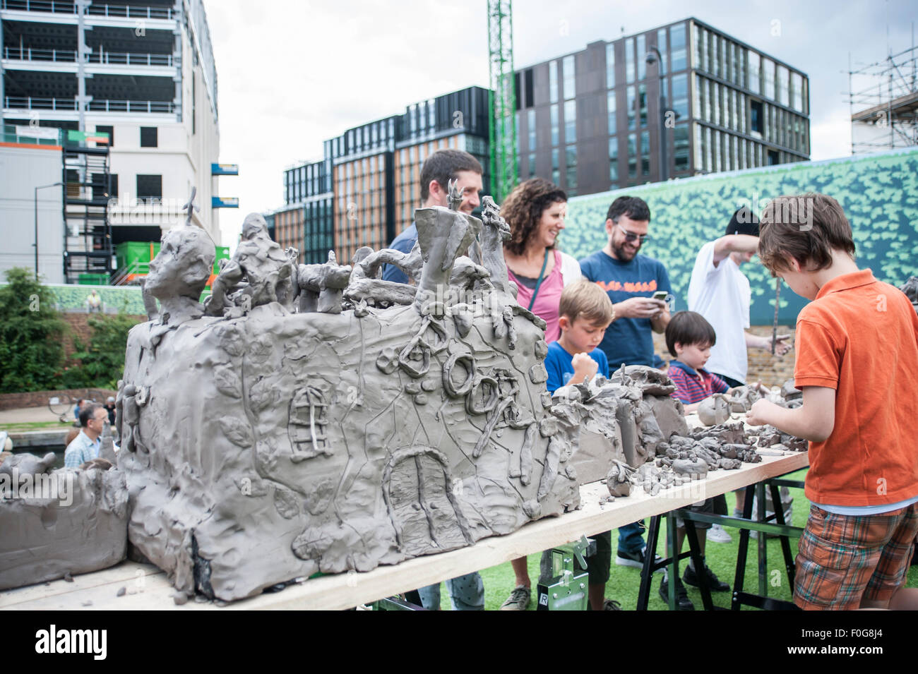 London, UK. 15. August 2015.  Menschen laufen auf Granary Square, Kings Cross, an Clay Cargo, einer Veranstaltung der Clayground Kollektiv, das ermutigt die Menschen, um kreativ mit dem Naturbaustoff teilzunehmen.  Zur gleichen Zeit feiert die Veranstaltung die anonyme Bauherren und Entscheidungsträger, die Ton verwendet, um viele der historischen Gebäude in der Hauptstadt zu bauen. Bildnachweis: Stephen Chung / Alamy Live News Stockfoto