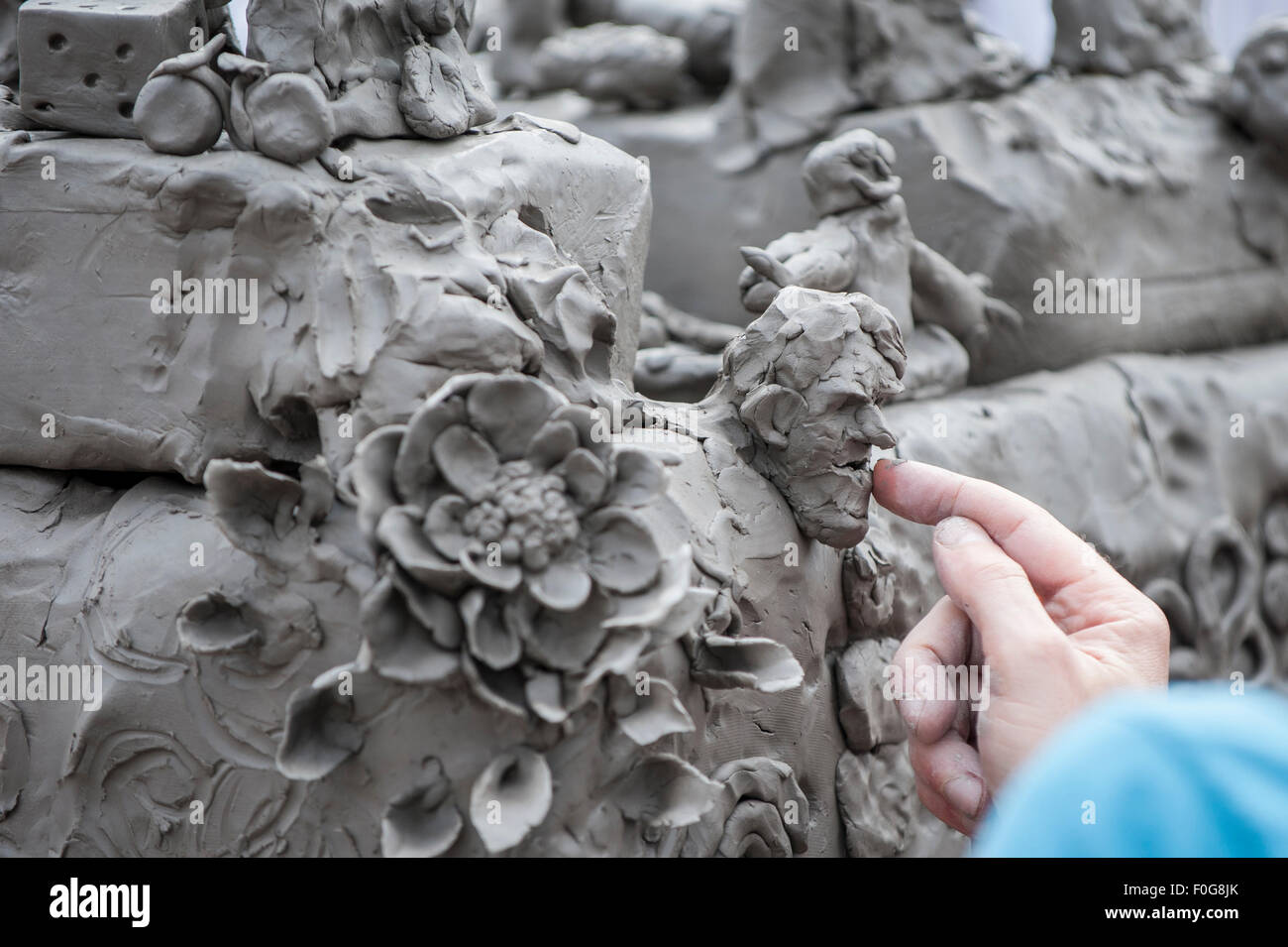 London, UK. 15. August 2015.  Menschen laufen auf Granary Square, Kings Cross, an Clay Cargo, einer Veranstaltung der Clayground Kollektiv, das ermutigt die Menschen, um kreativ mit dem Naturbaustoff teilzunehmen.  Zur gleichen Zeit feiert die Veranstaltung die anonyme Bauherren und Entscheidungsträger, die Ton verwendet, um viele der historischen Gebäude in der Hauptstadt zu bauen. Bildnachweis: Stephen Chung / Alamy Live News Stockfoto