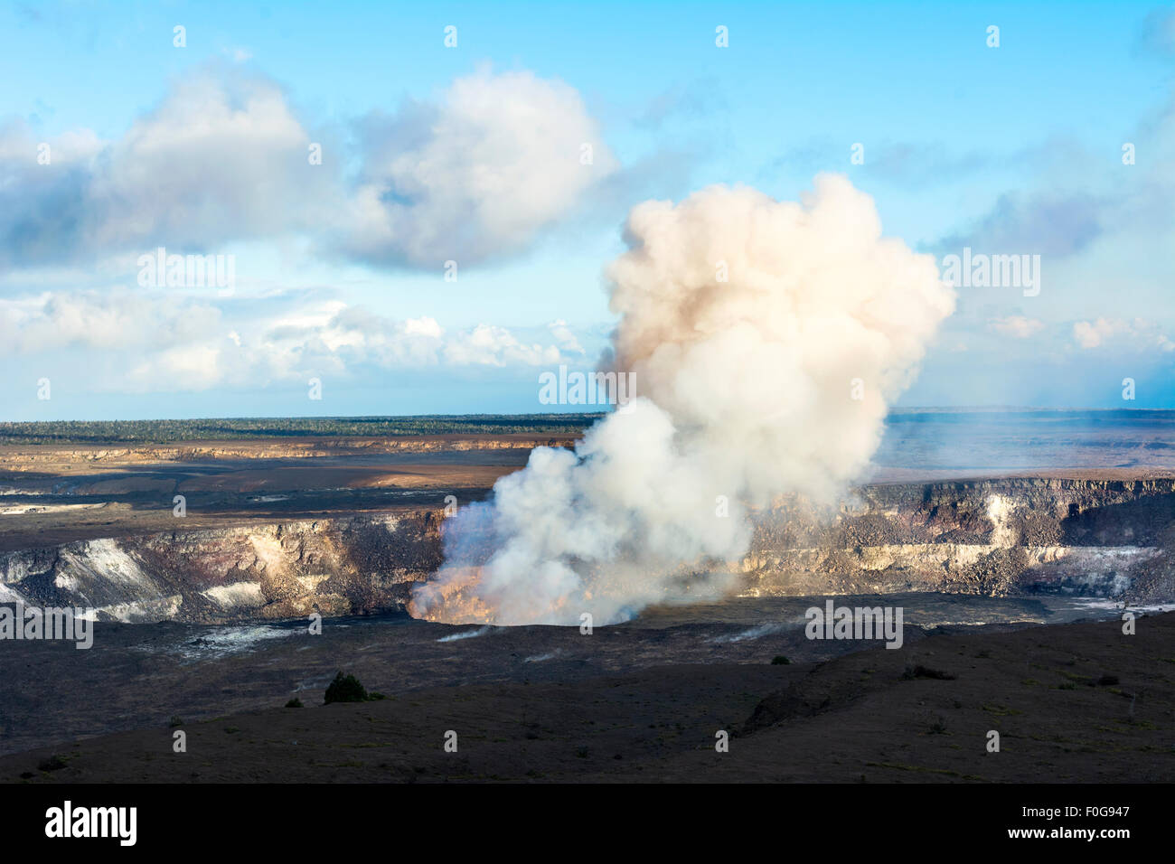Kilauea Vulkan explodiert nach einem Erdbeben verschüttet Felsen in die Lava des aktiven Schlot innerhalb der Caldera. Stockfoto