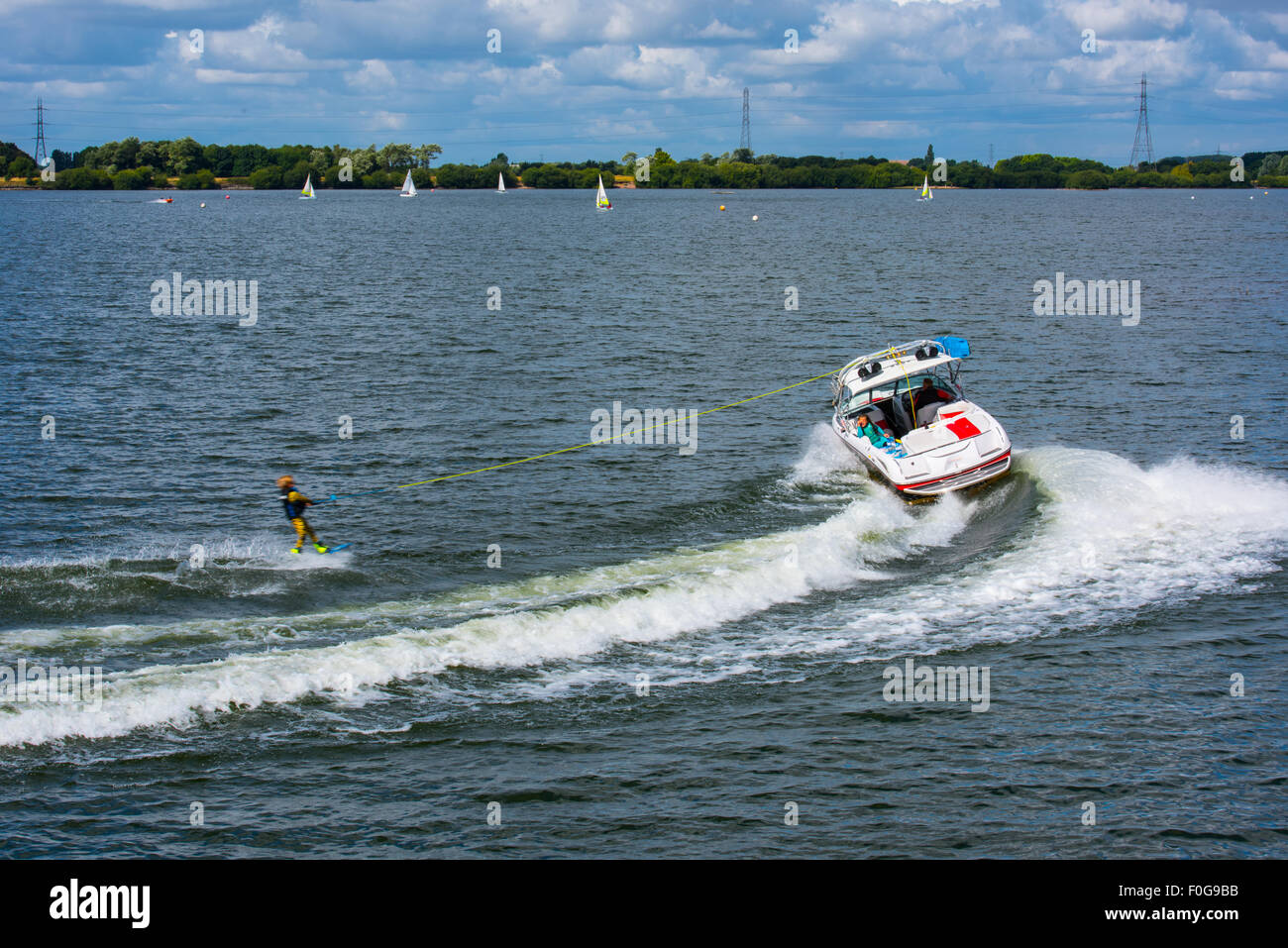 Ein kleiner Junge und Mädchen Wasserski an Leistung Country Park Lichfield, Staffordshire, UK Stockfoto