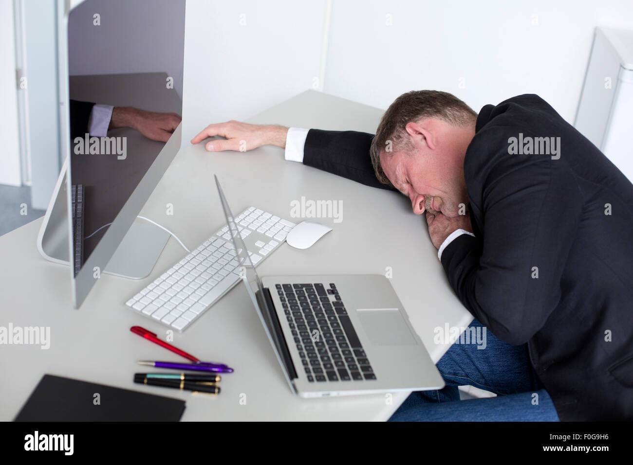 Kaufmann an seinem Schreibtisch schlafen Stockfoto