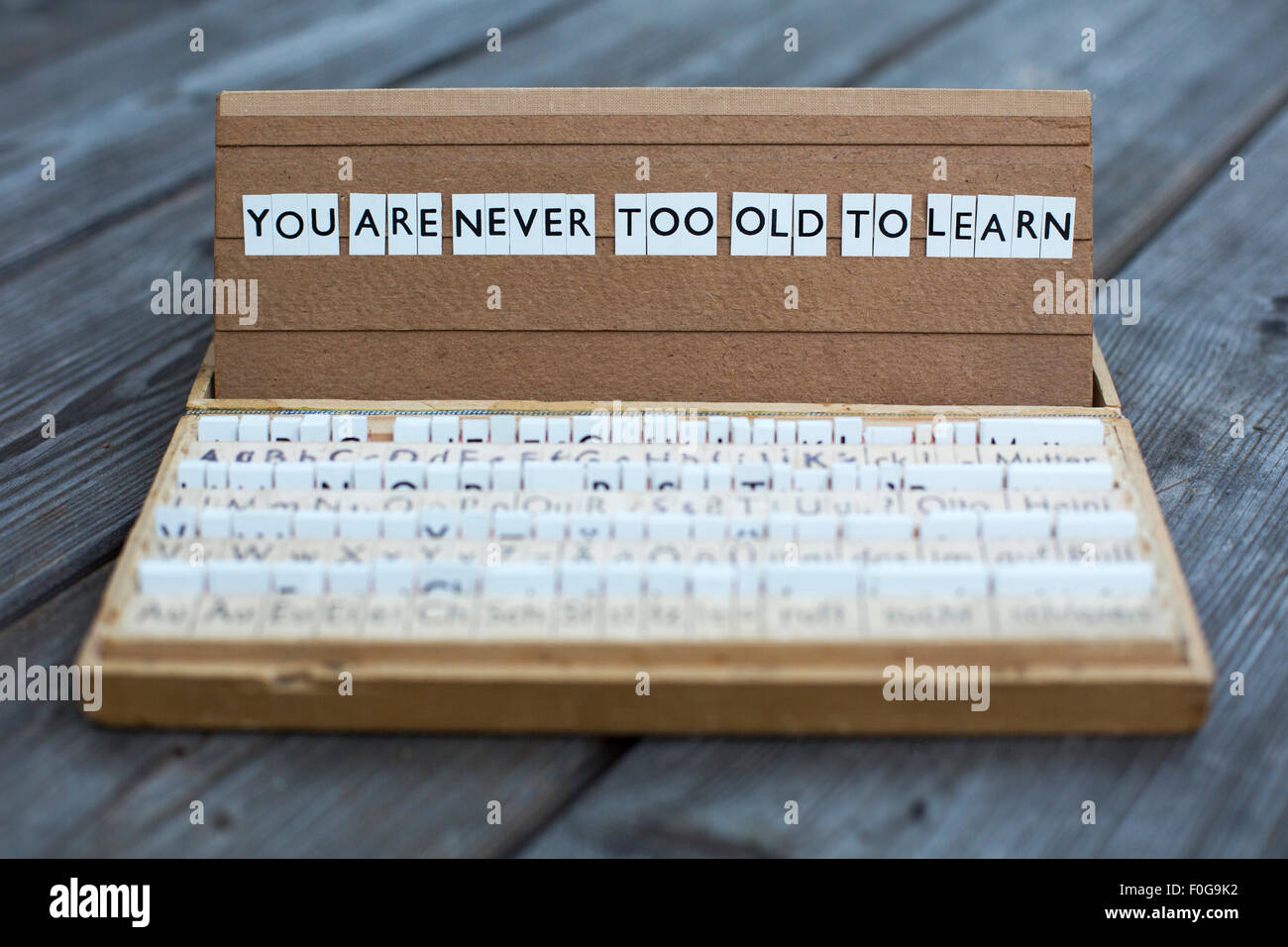 die Worte "Sie nie zu alt zum Lernen auf ein Old-School-Briefkasten sind" Stockfoto