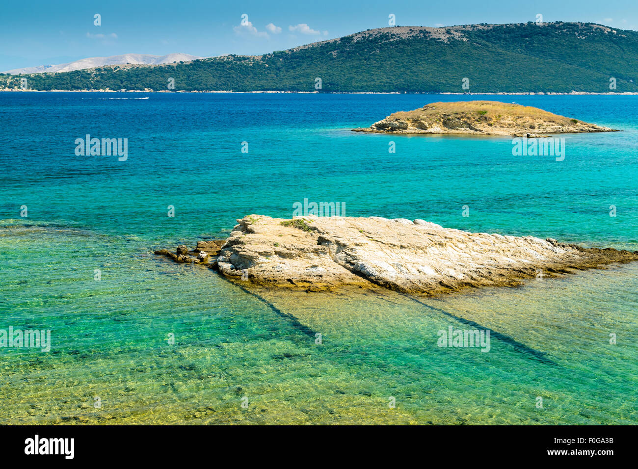 Das kristallklare Meer rund um die Insel Rab, kroatischen Urlaubsort. Stockfoto