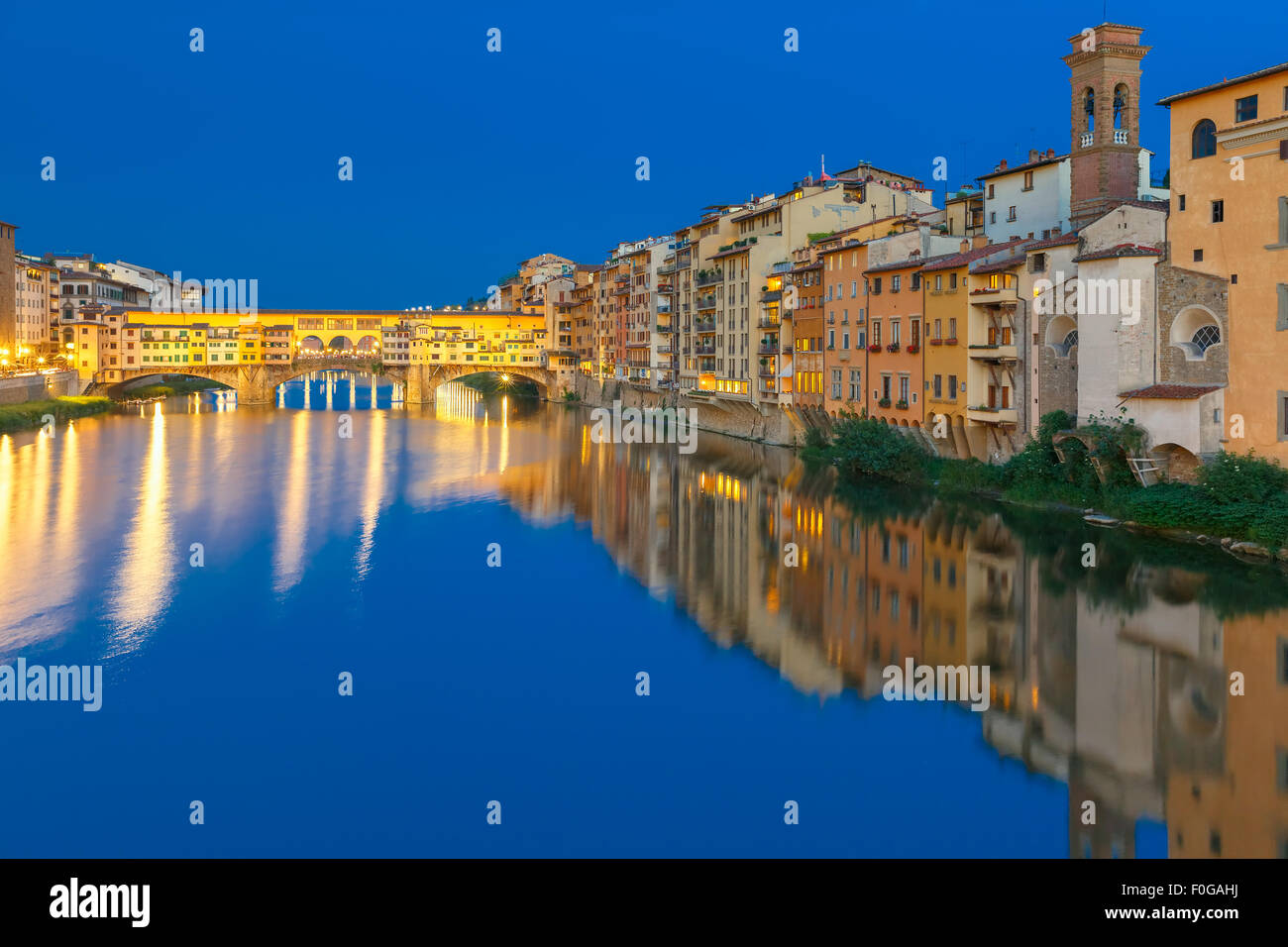 Arno und Ponte Vecchio in der Nacht, Florenz, Italien Stockfoto