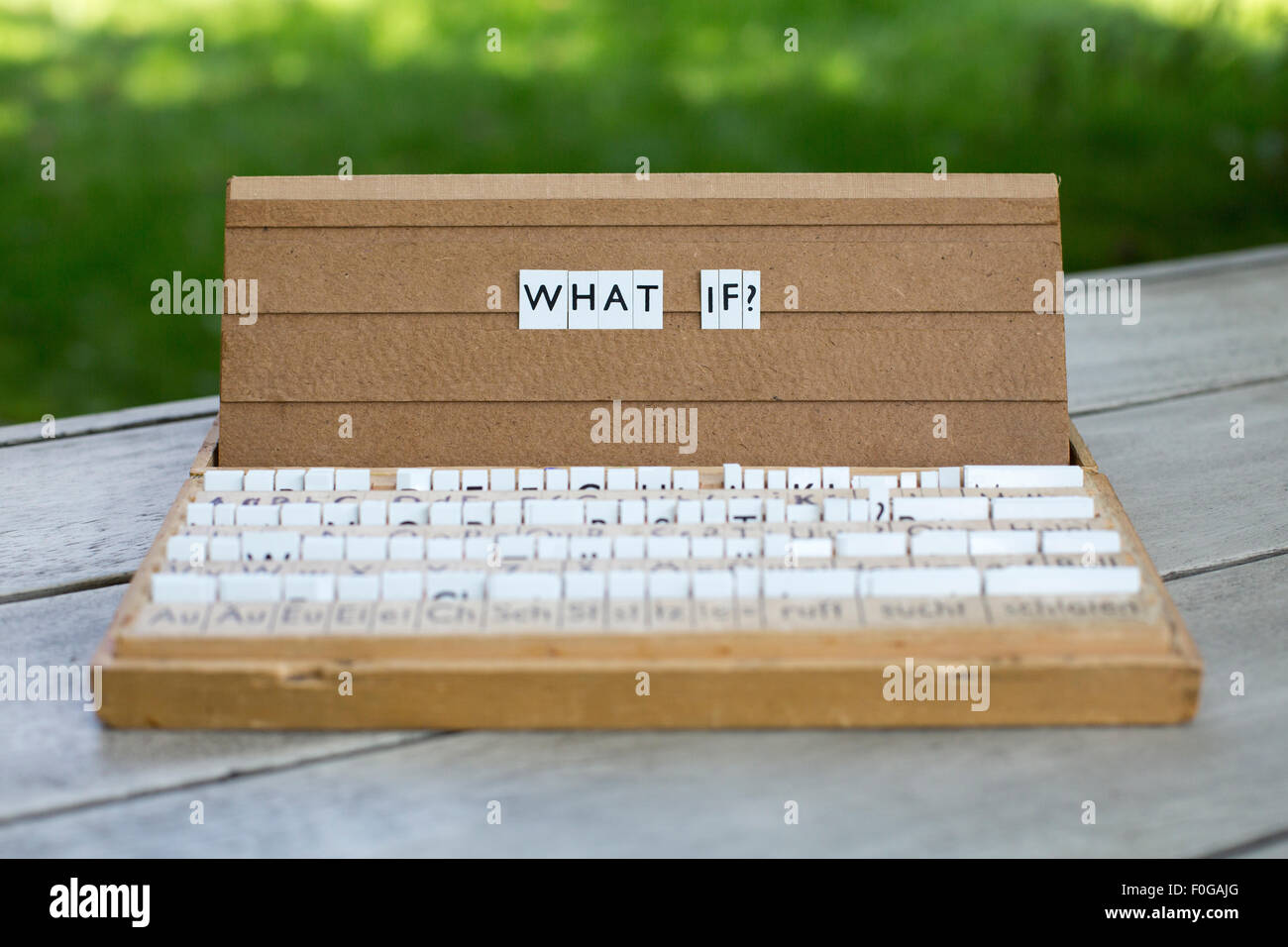 das Wort "Was wäre wenn?" auf ein Old-School-Briefkasten Stockfoto