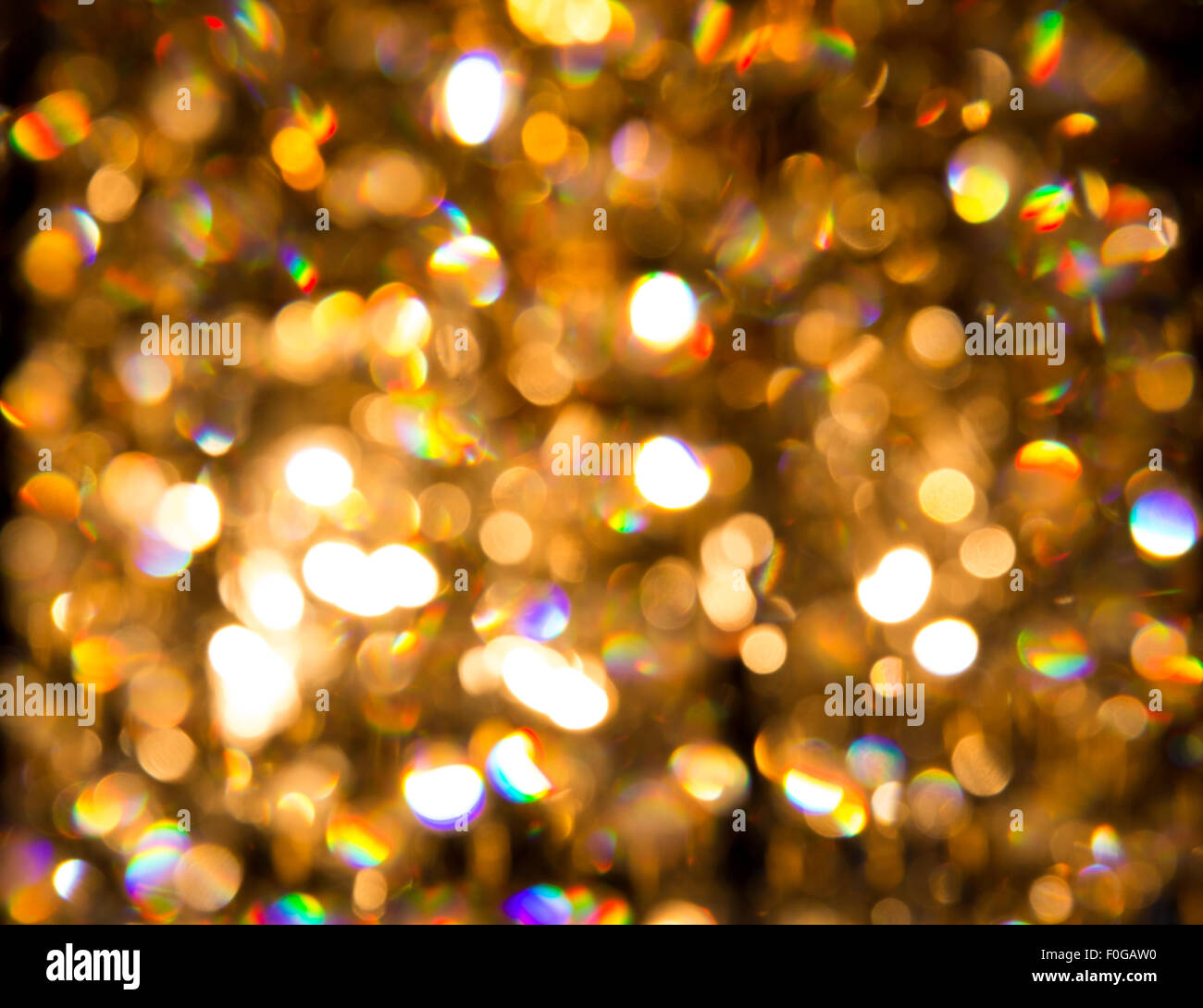 erstellt von Kristall-Kronleuchter, der mit goldenem Licht glänzt Hintergrund Stockfoto