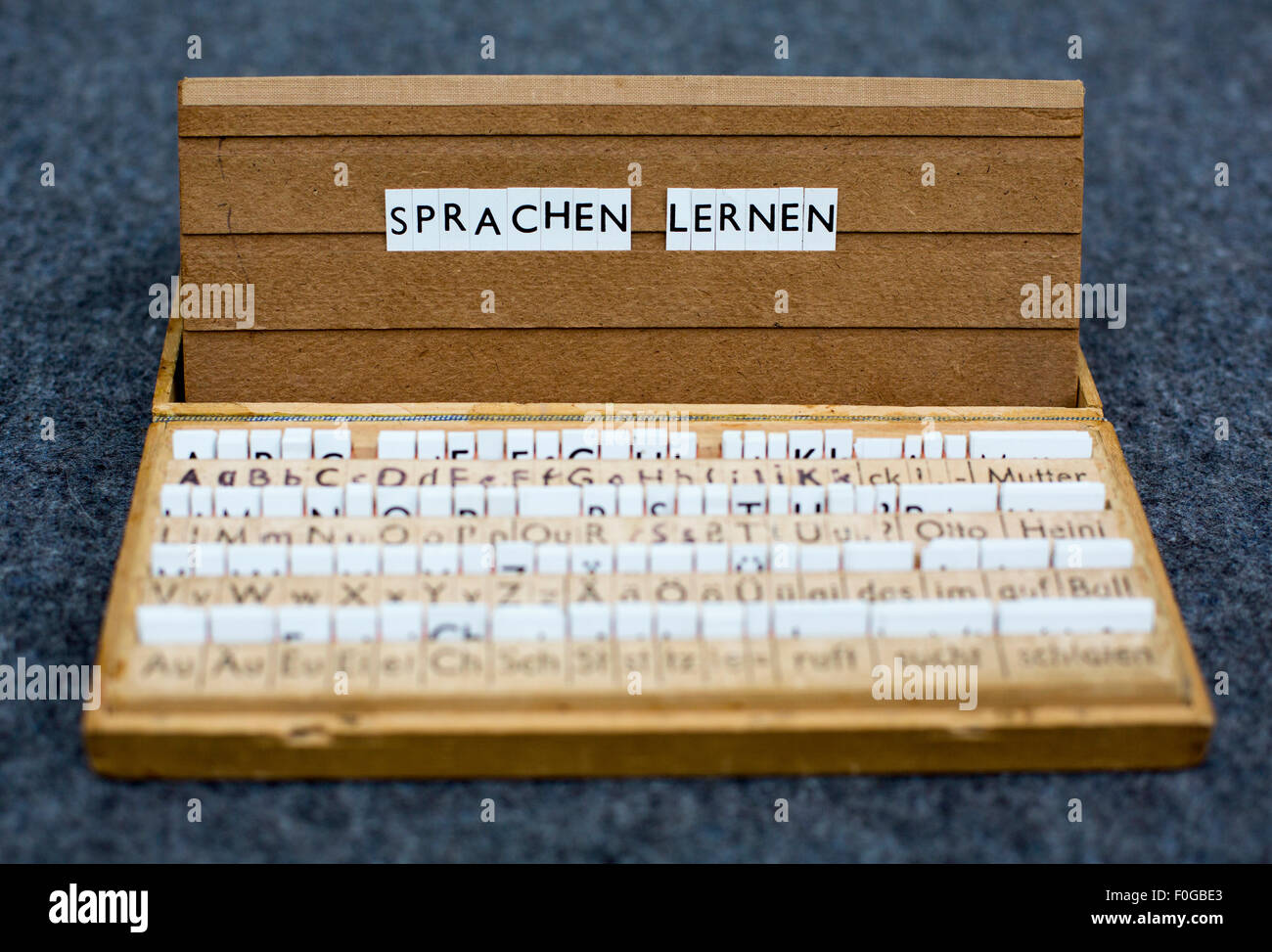 ein Briefkasten mit dem Text: "Sprachen Lernen" (Sprachen lernen) Stockfoto