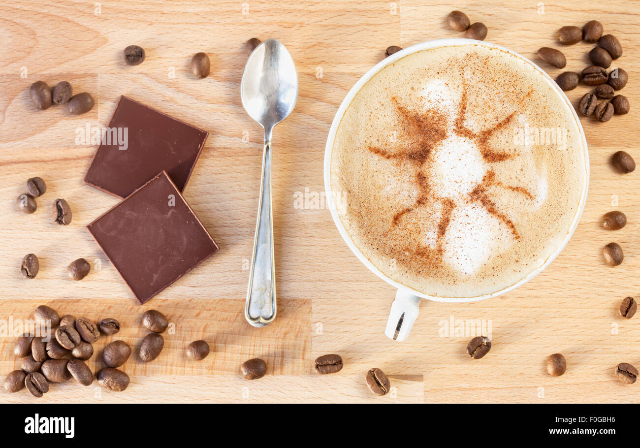 Die Tasse Cappuccino mit Abstratnym Muster Stockfoto