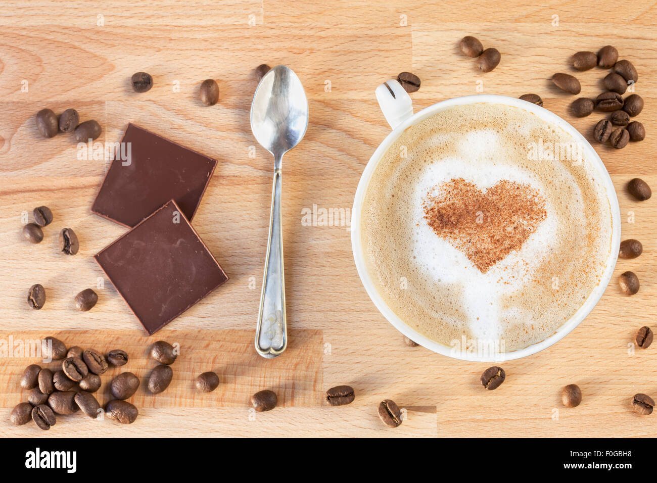 Die Tasse Cappuccino mit Zimt Herzen gemalt Stockfoto
