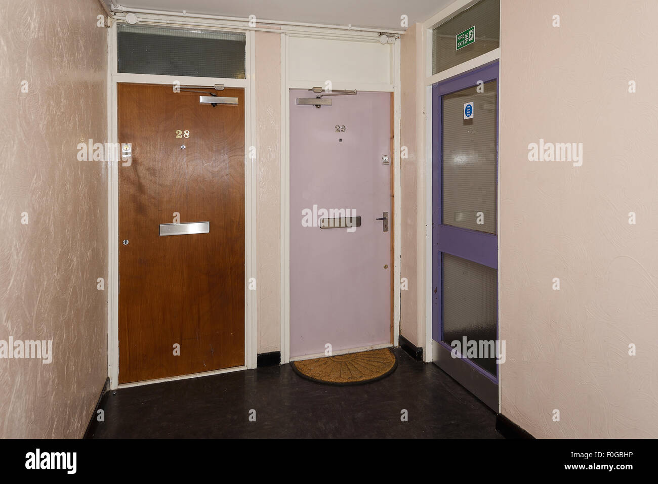 Die vorderen Türen, zwei Wohnungen im Inneren eines Rates laufen Wohn-Hochhaus in Birmingham UK Stockfoto