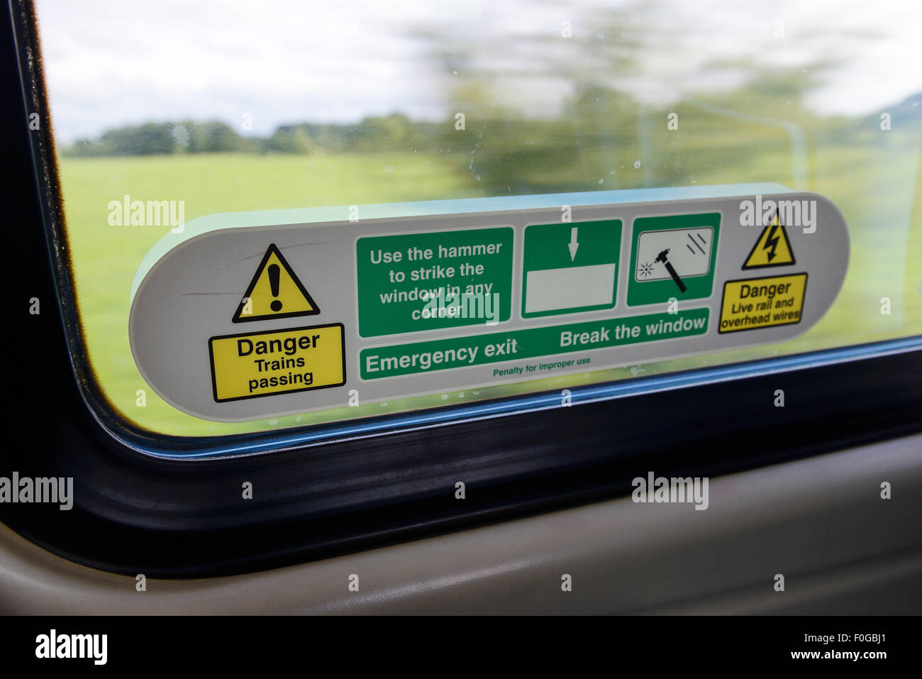 Sicherheitshinweise auf dem Fenster von einer Jungfrau zu trainieren, auf der West Coast Main Line UK Stockfoto