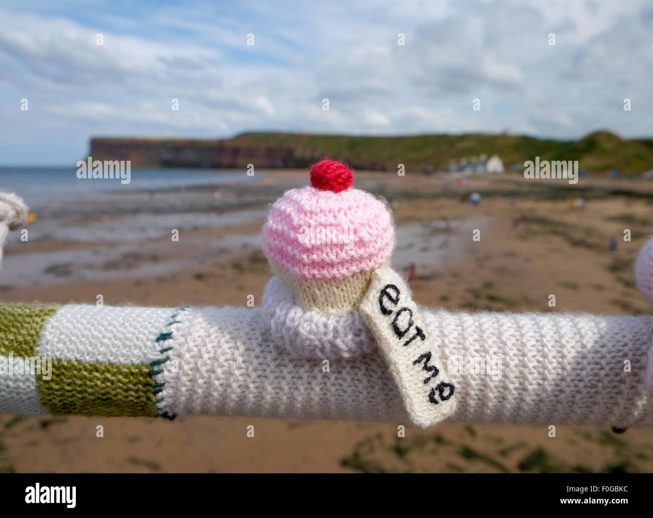 Gestrickte Yarn Bombing Skulpturen auf dem Pier im Saltburn in Yorkshire, Großbritannien Stockfoto
