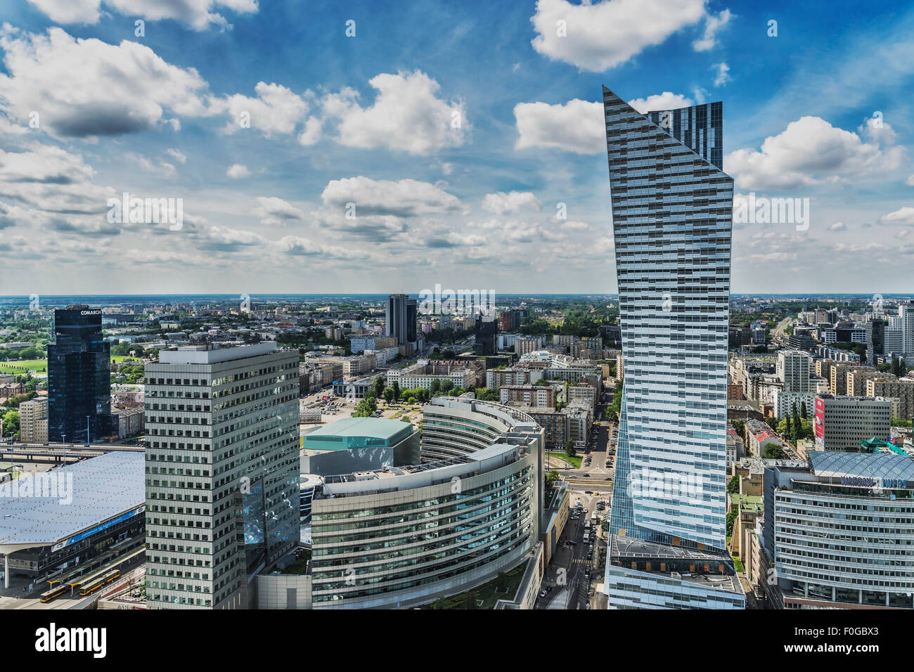 Die Zlota 44 Gebäude befindet sich auf der rechten Seite. War der Architekt Daniel Libeskind, Warschau, Masowien, Polen, Europa Stockfoto