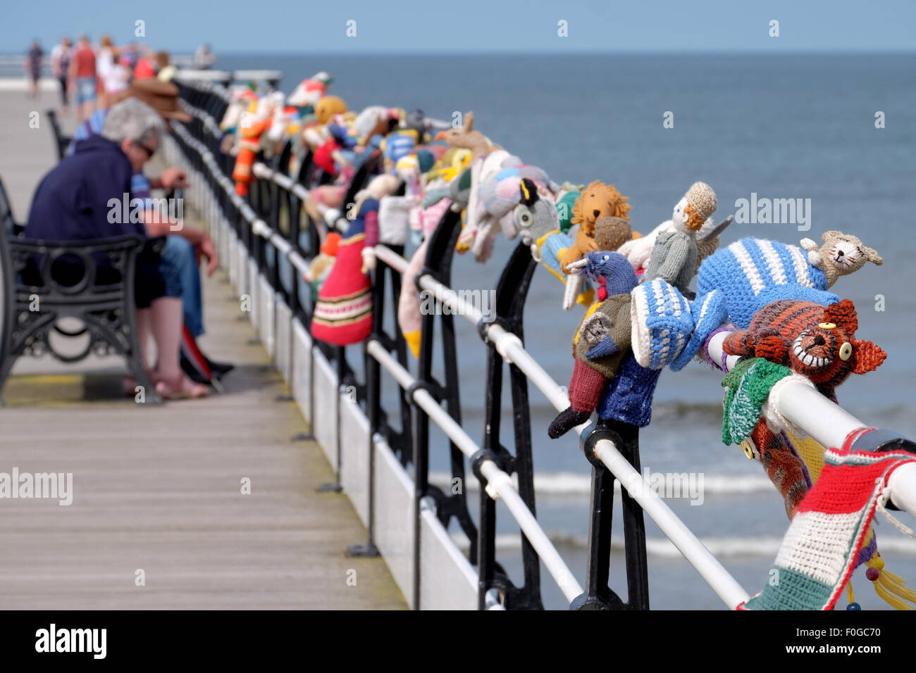 Gestrickte Yarn Bombing Skulpturen auf dem Pier im Saltburn in Yorkshire, Großbritannien Stockfoto