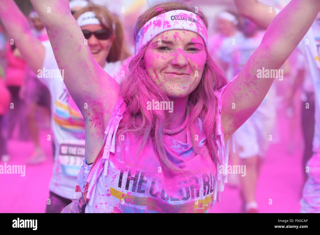 Birmingham, UK, Samstag, 15. August 2015. Die Farbe laufen, genannt die "glücklichsten 5k auf dem Planeten", fand im NEC am 15. August 2015, mit 8.500 Teilnehmer. Start in den Tag als eine leere Leinwand, folgte Teilnehmer eine 5 km lange Strecke herum, immer in eine andere Farbe Pulver bei jedem Kilometer übergossen Abschluss des Tages in kaleidoskopischen Farbe bedeckt! Die Veranstaltung ist nicht zeitlich und verfügt über eine unglaubliche Party-Atmosphäre mit Teilnehmern behandelt, um riesige "Wirft Farbe" und Musik von DJs auf dem Festival zu beenden. Bildnachweis: David Hawtin/Alamy Live-Nachrichten Stockfoto