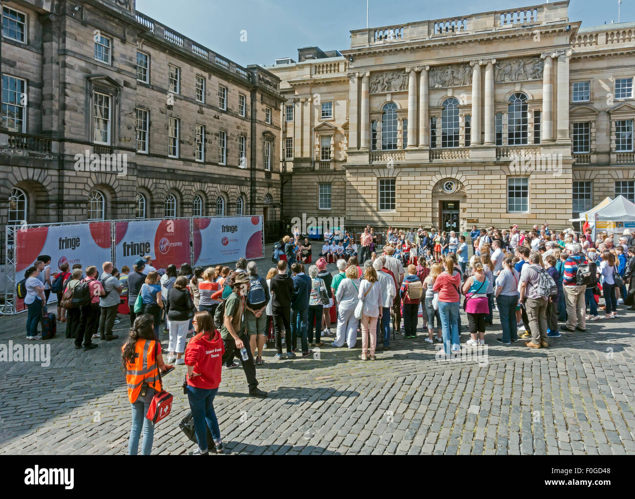 Künstler & Darsteller Förderung ihre Shows an der Edinburgh Festival Fringe 2015 in The Royal Mile Edinburgh Schottland Stockfoto