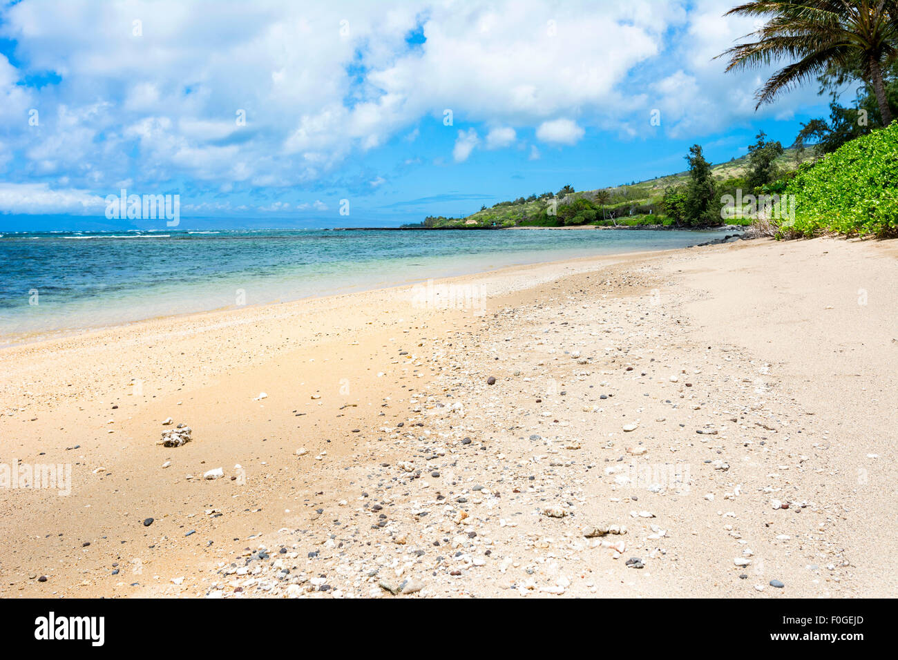 Blick auf einen tropischen Strand mit einer Weite von einer felsigen und sandigen Strand Stockfoto