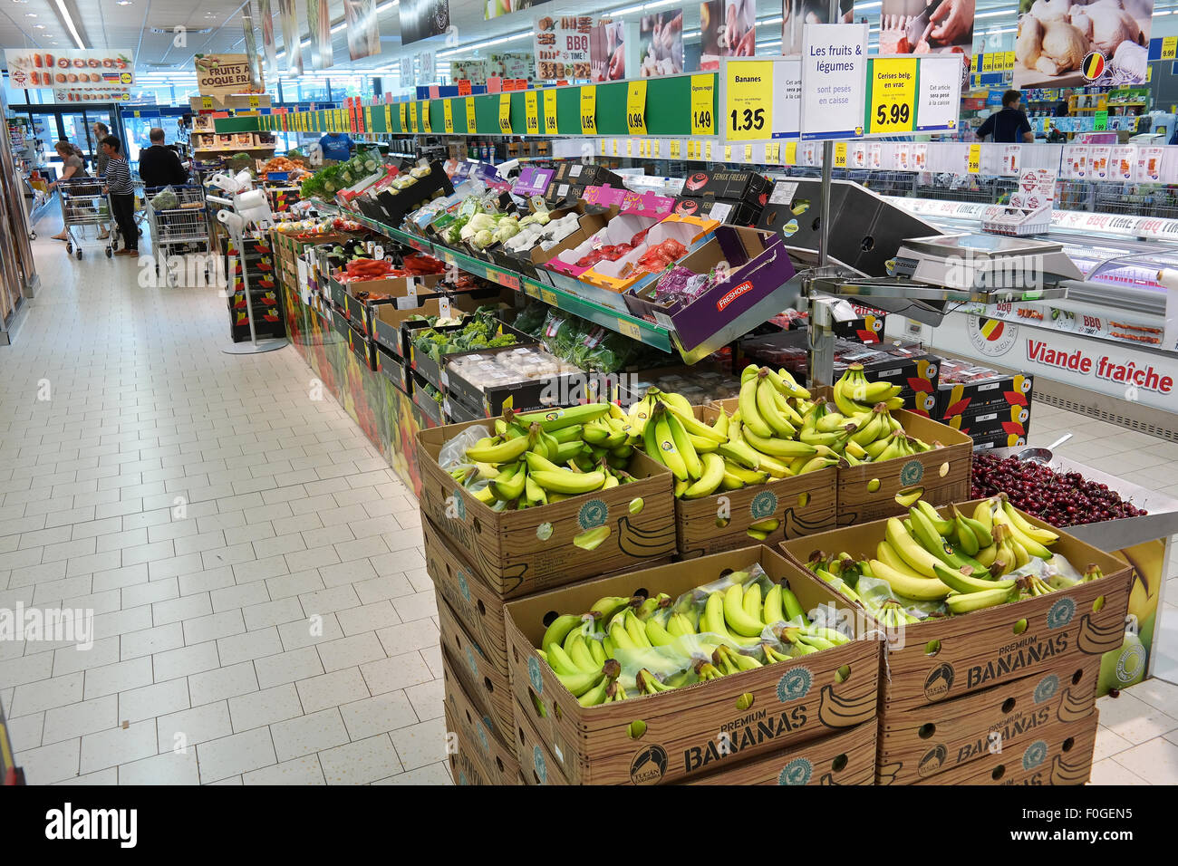 Bananen auf die Frischeabteilung eines Lidl-Supermarktes. Stockfoto