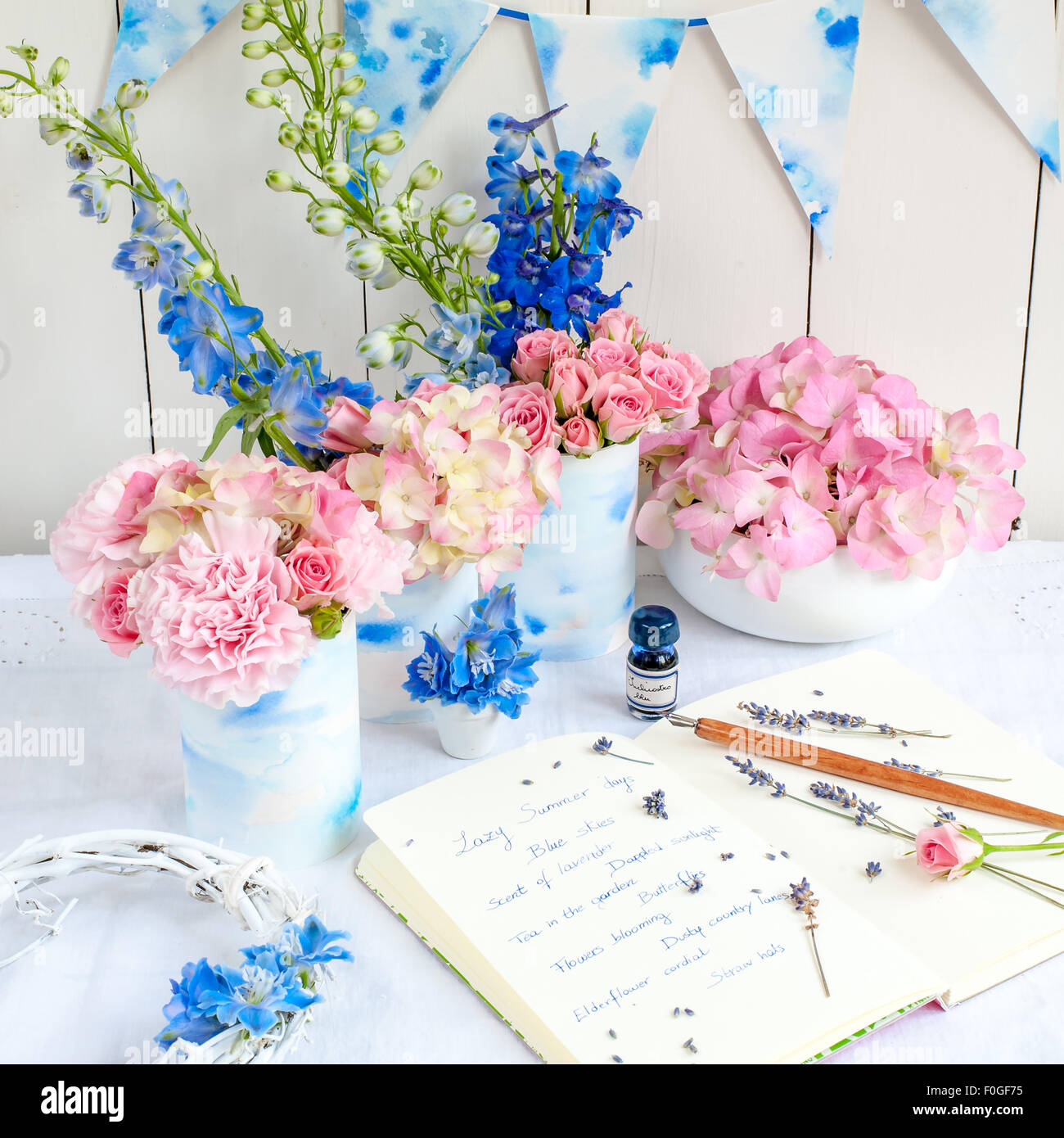 Sommer-Blumen-Vorbereitungen mit Zeitschrift, Feder und Tinte Stockfoto