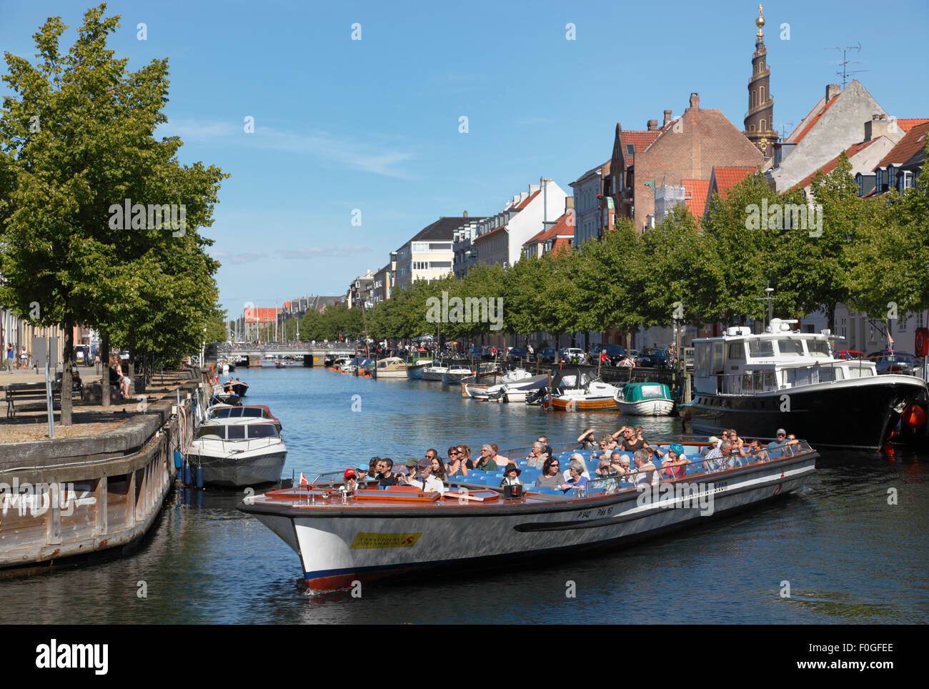 Grachtenfahrt Boot in Christianshavn Kanal in Richtung des Haupthafen Kanals. Blick auf den Turm der Kirche unseres Erlösers. Stockfoto
