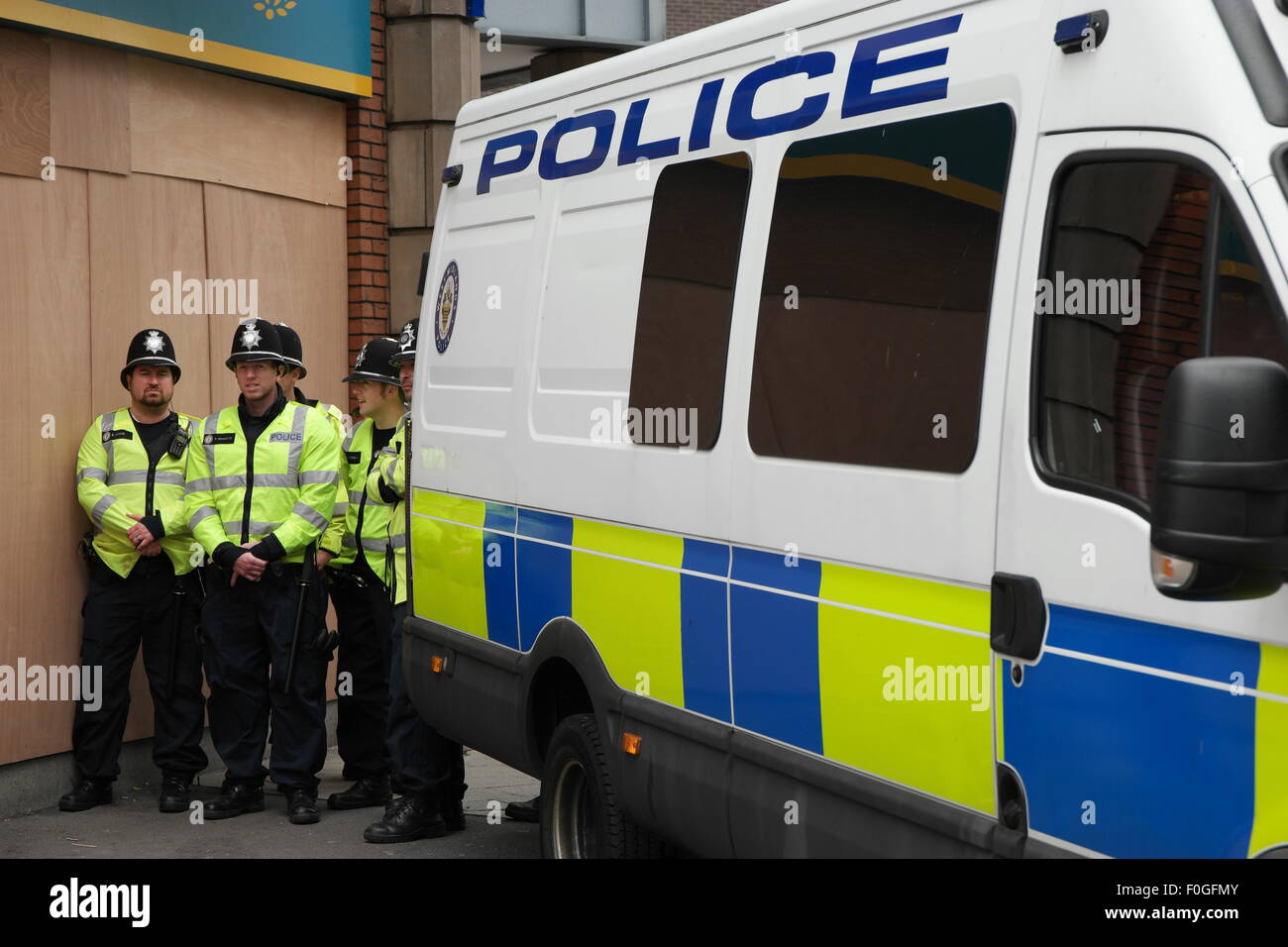 Polizeiarbeit in English Defence League Kundgebung in Walsall England am 15. August 2015 Stockfoto