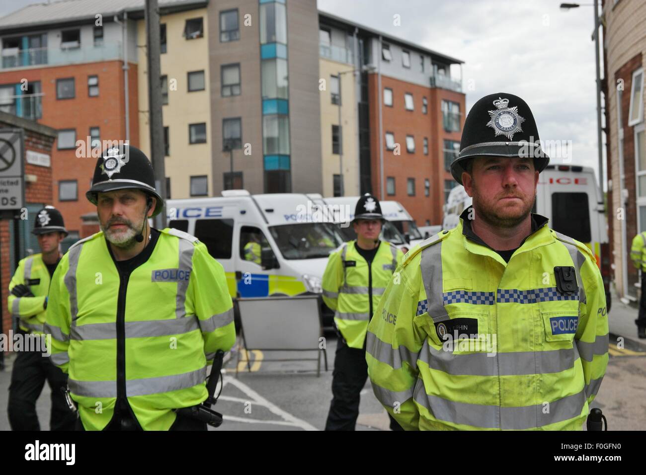 Polizeiarbeit in English Defence League Kundgebung in Walsall England am 15. August 2015 Stockfoto