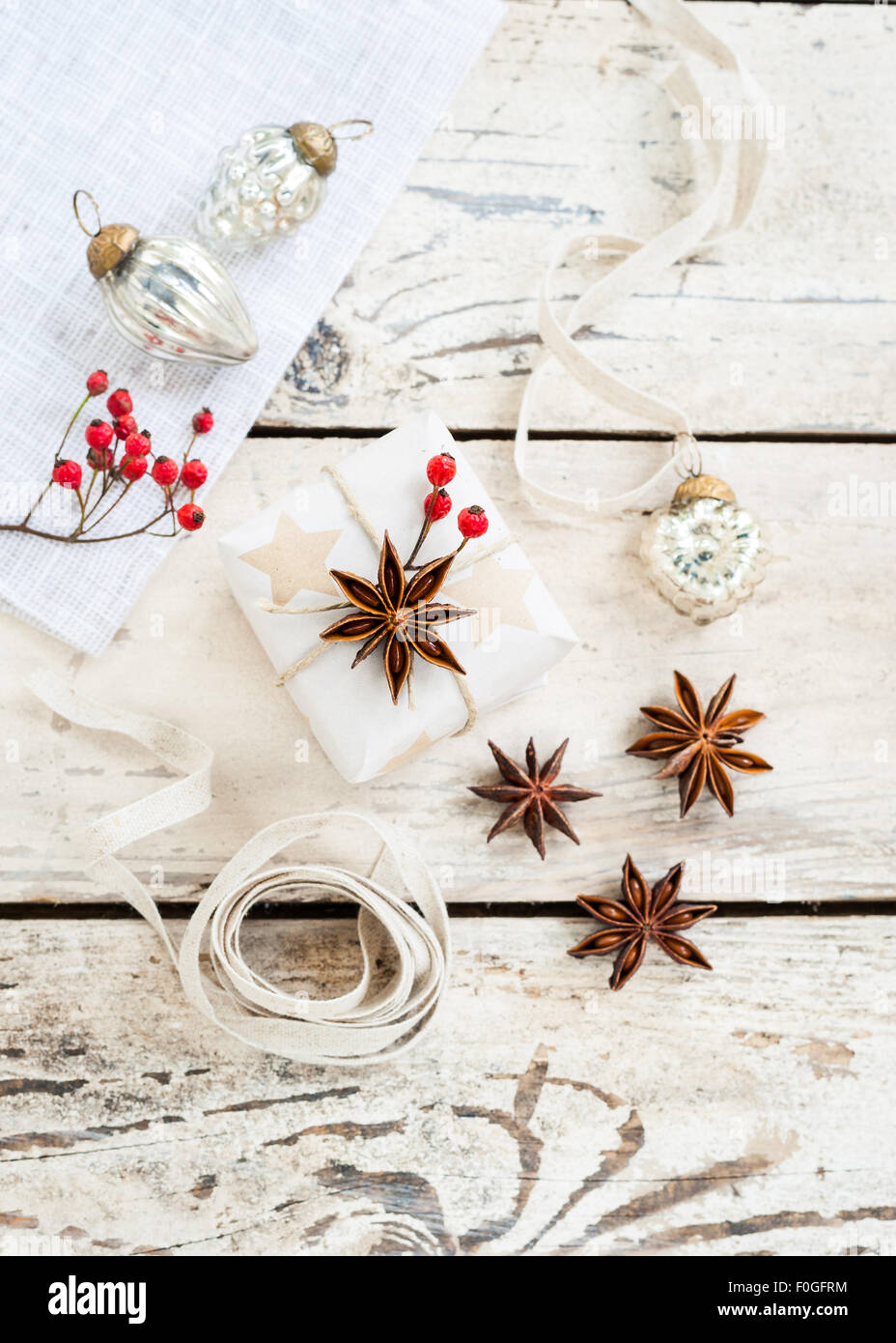 einfache natürliche Weihnachten Geschenkverpackung Stockfoto