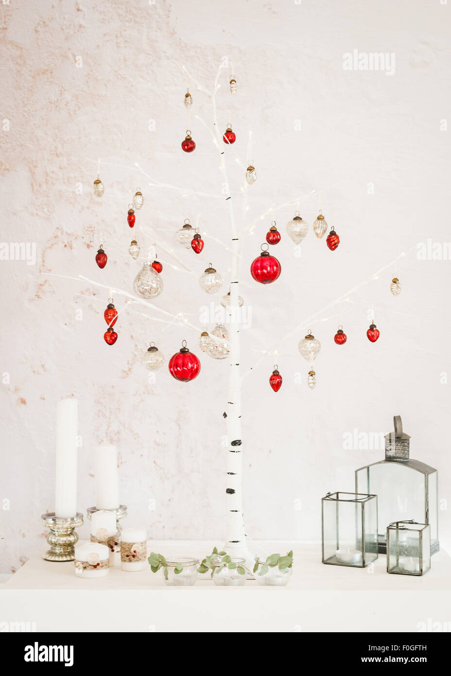 Weihnachtsschmuck zu Hause - Birke Baum, Kerzen, Laternen, Silber und rot Quecksilber Glas Weihnachtskugeln, Teelichter Stockfoto