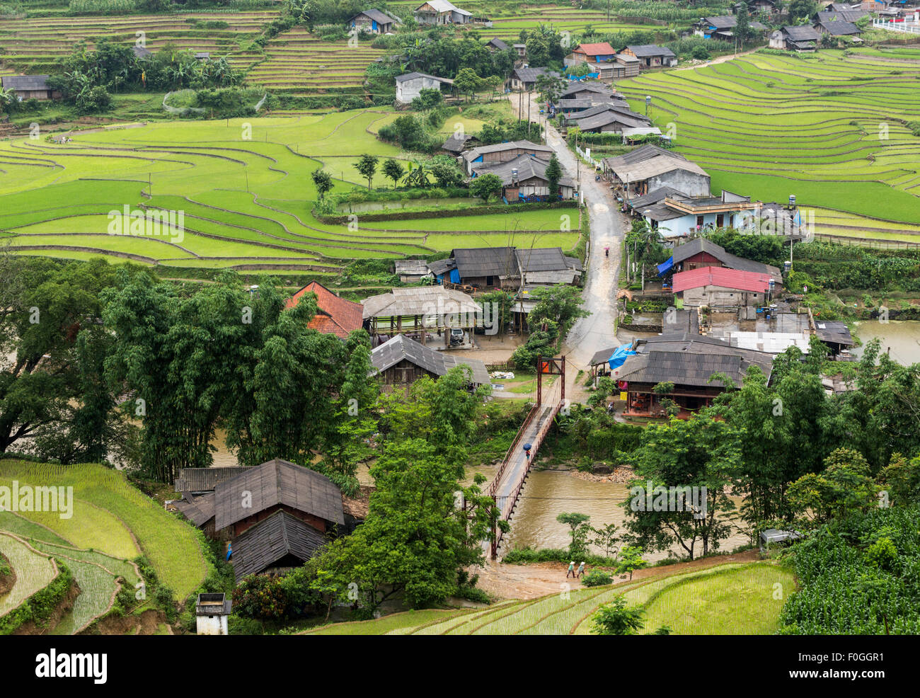 Hauptstraße von ländlichen nördlichen vietnamesischen Dorf in der Nähe von Sa Pa umgeben von terrassierten Reisfelder und von oben gesehen Stockfoto