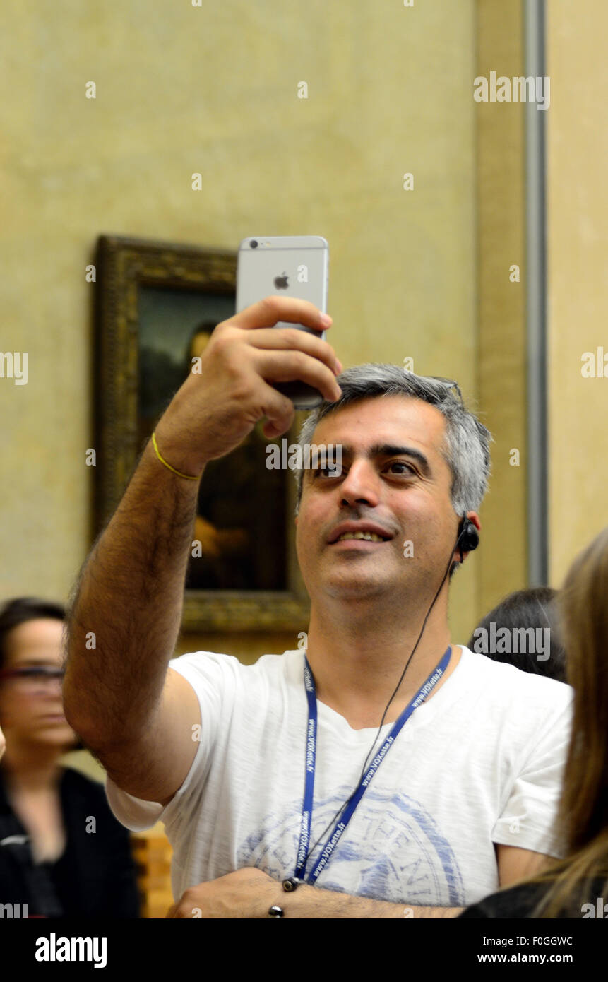 Ein Mann bekommt eine Selfie mit der Mona Lisa. Stockfoto
