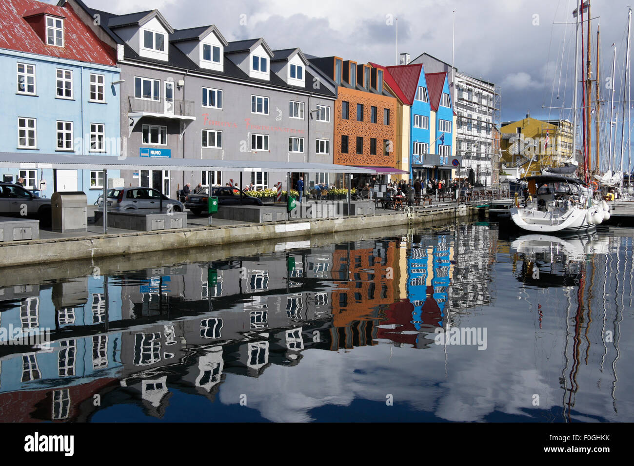 Farbenfrohen Gebäuden und Reflexionen im Westhafen, Halbinsel Tinganes, Tórshavn, Stremoy Island, Färöer Inseln Stockfoto