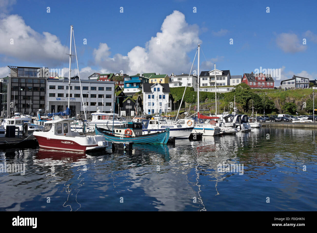 Boote und Gebäuden mit Blick auf Osthafen, Tórshavn, Stremoy Island, Färöer Inseln Stockfoto