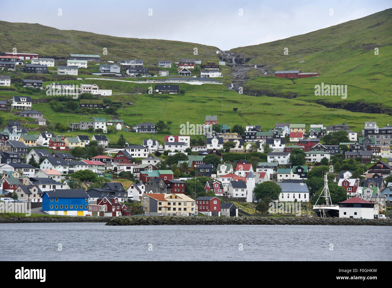 Häuser und Gebäude auf dem Hügel, Vestmanna, Streymoy, Färöer-Inseln Stockfoto