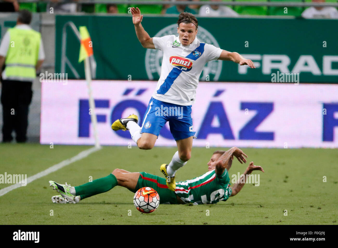 Budapest, Ungarn. 15. August 2015. Roland Varga von Ferencvaros (r) Folien gegen Daniel Gera von MTK während Ferencvaros vs. MTK OTP Bank Liga Fußball Spiel in Groupama Arena. Bildnachweis: Laszlo Szirtesi/Alamy Live-Nachrichten Stockfoto