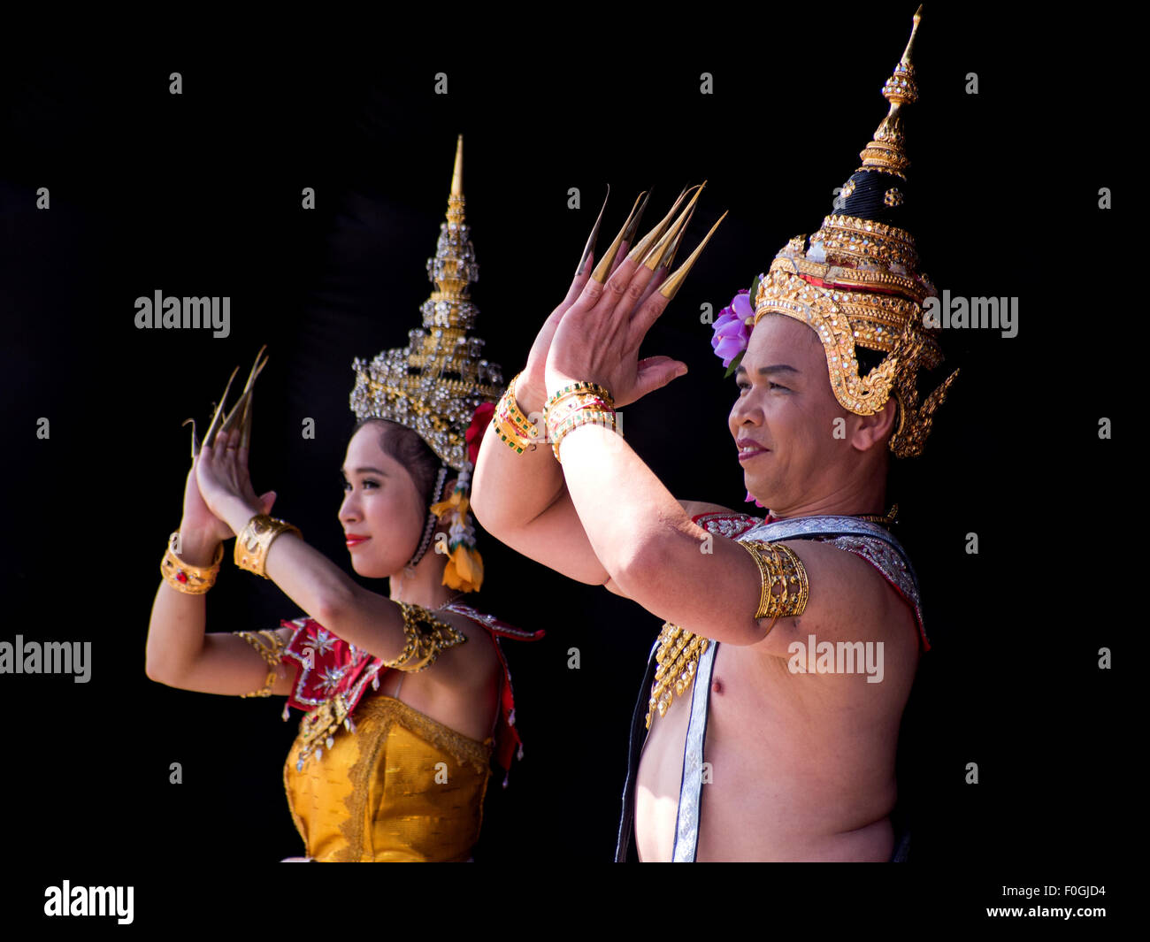 Männliche und weibliche Tänzer in traditionellen Thai Kostüm Stockfoto