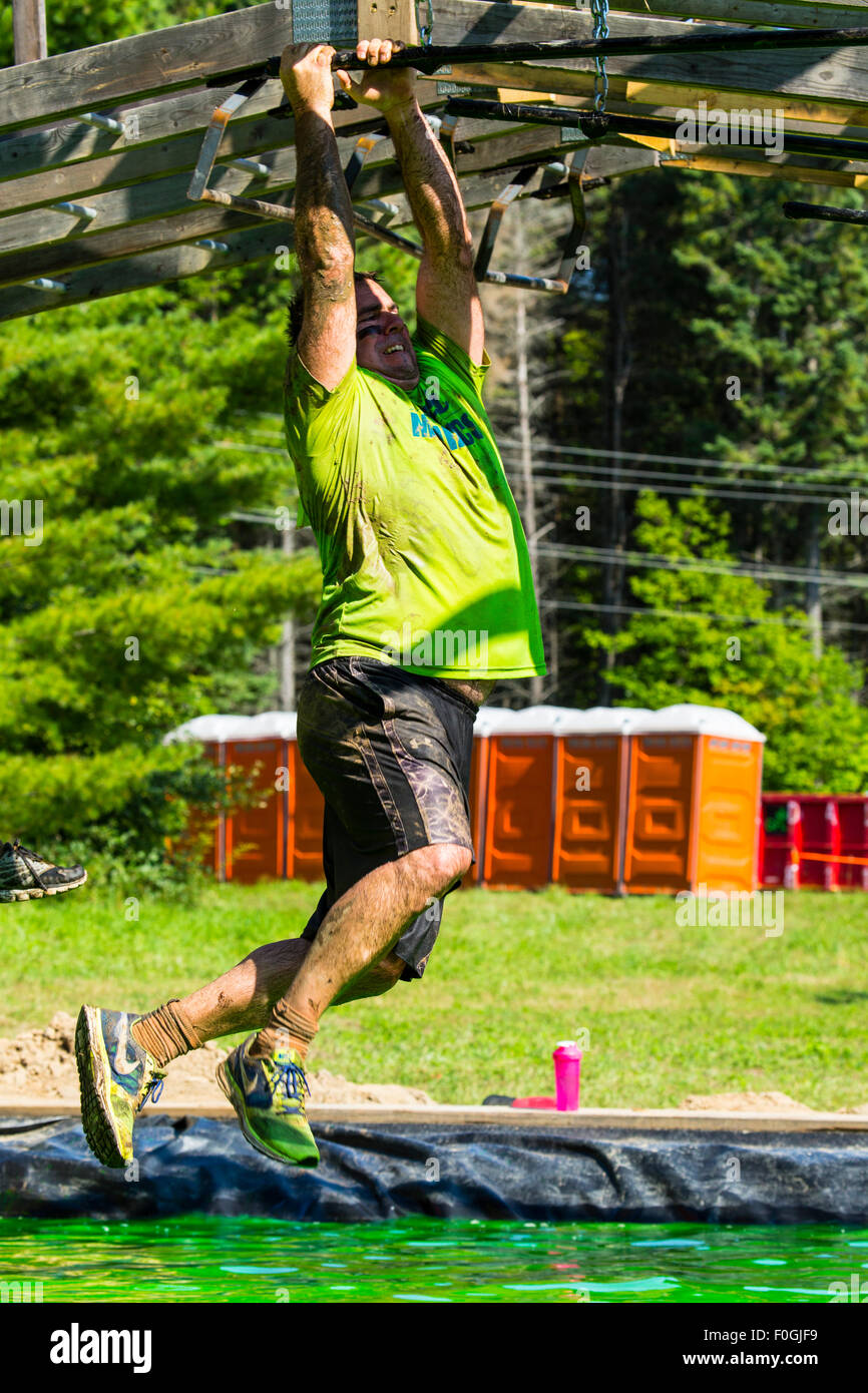 Toronto, Kanada. 15. August 2015. Tough-Mudder Hindernis-Parcours 15. August 2015 Toronto Ontario. Funky Monkey Hindernis Credit: Performance Bild/Alamy Live News Stockfoto