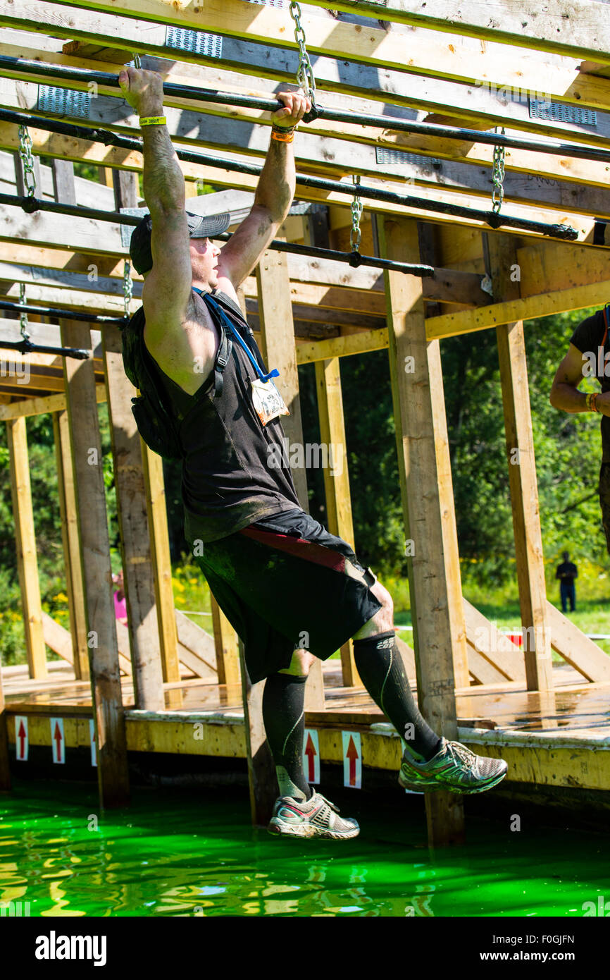 Toronto, Kanada. 15. August 2015. Tough-Mudder Hindernis-Parcours 15. August 2015 Toronto Ontario. Funky Monkey Hindernis Credit: Performance Bild/Alamy Live News Stockfoto