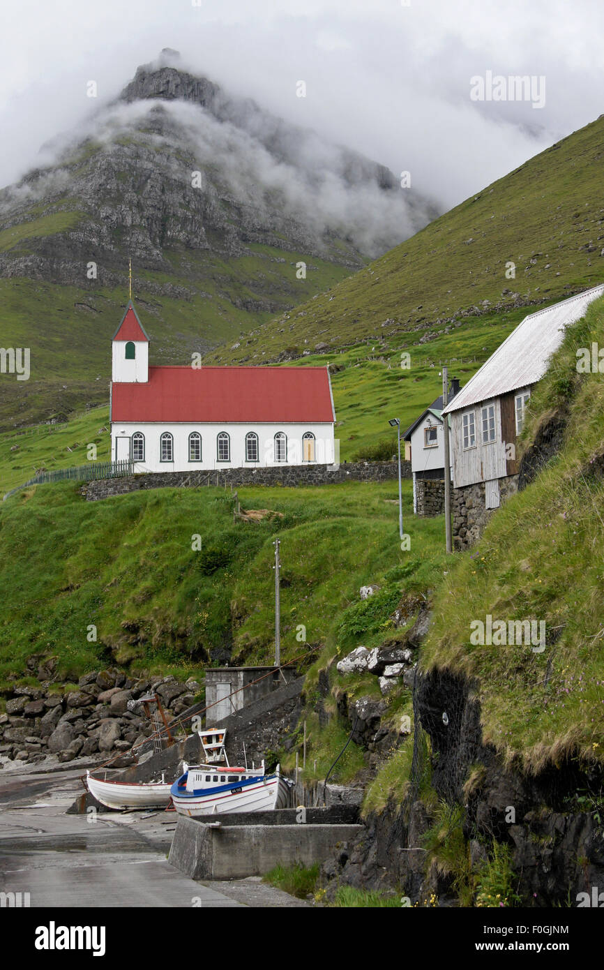 Kirche und Boote, Dorf Kunoy, Kunoy Island, Färöer Inseln Stockfoto