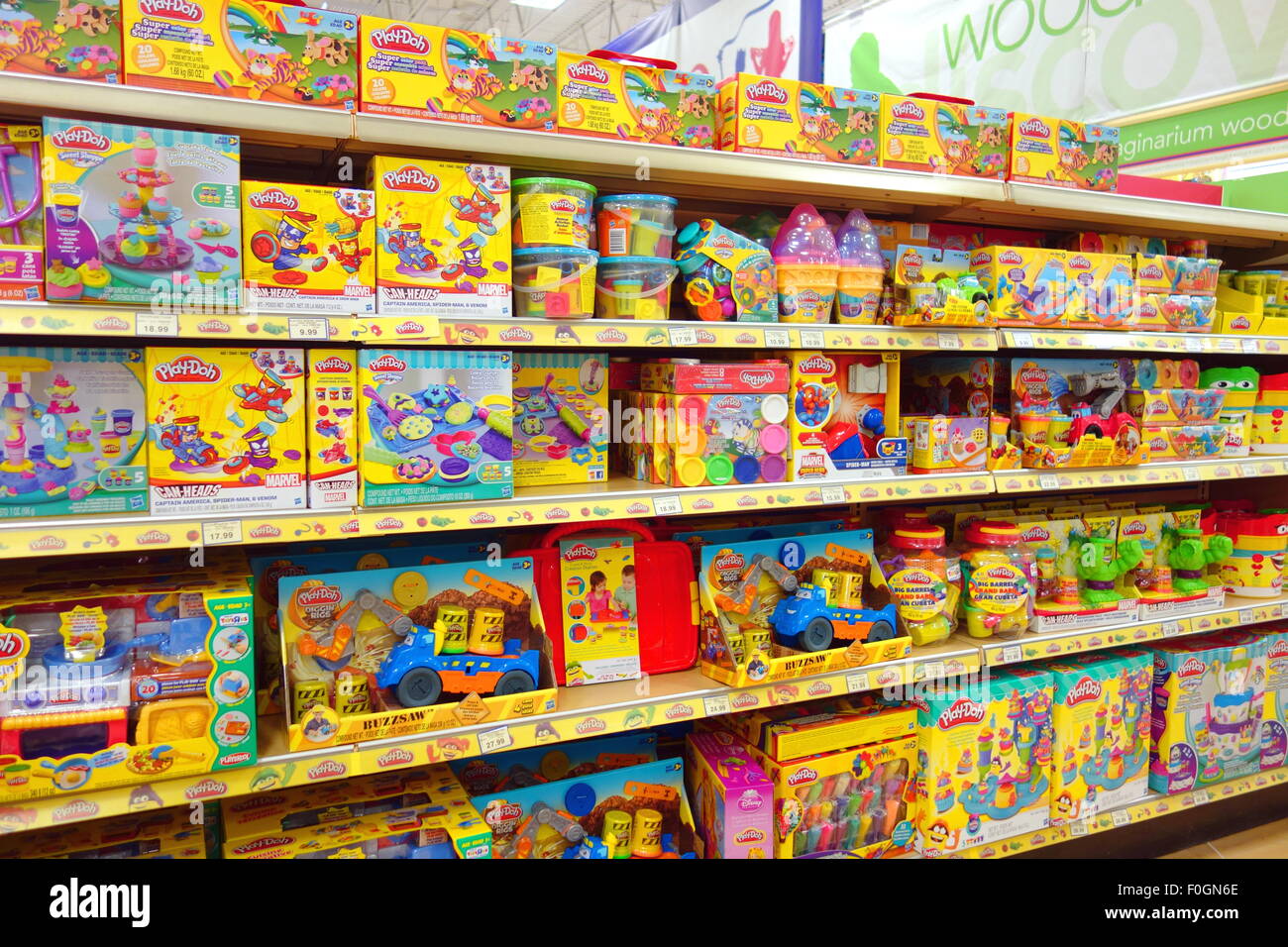 Spielen Sie Teig Pakete in einem Toys R Us-Geschäft in Toronto, Kanada Stockfoto