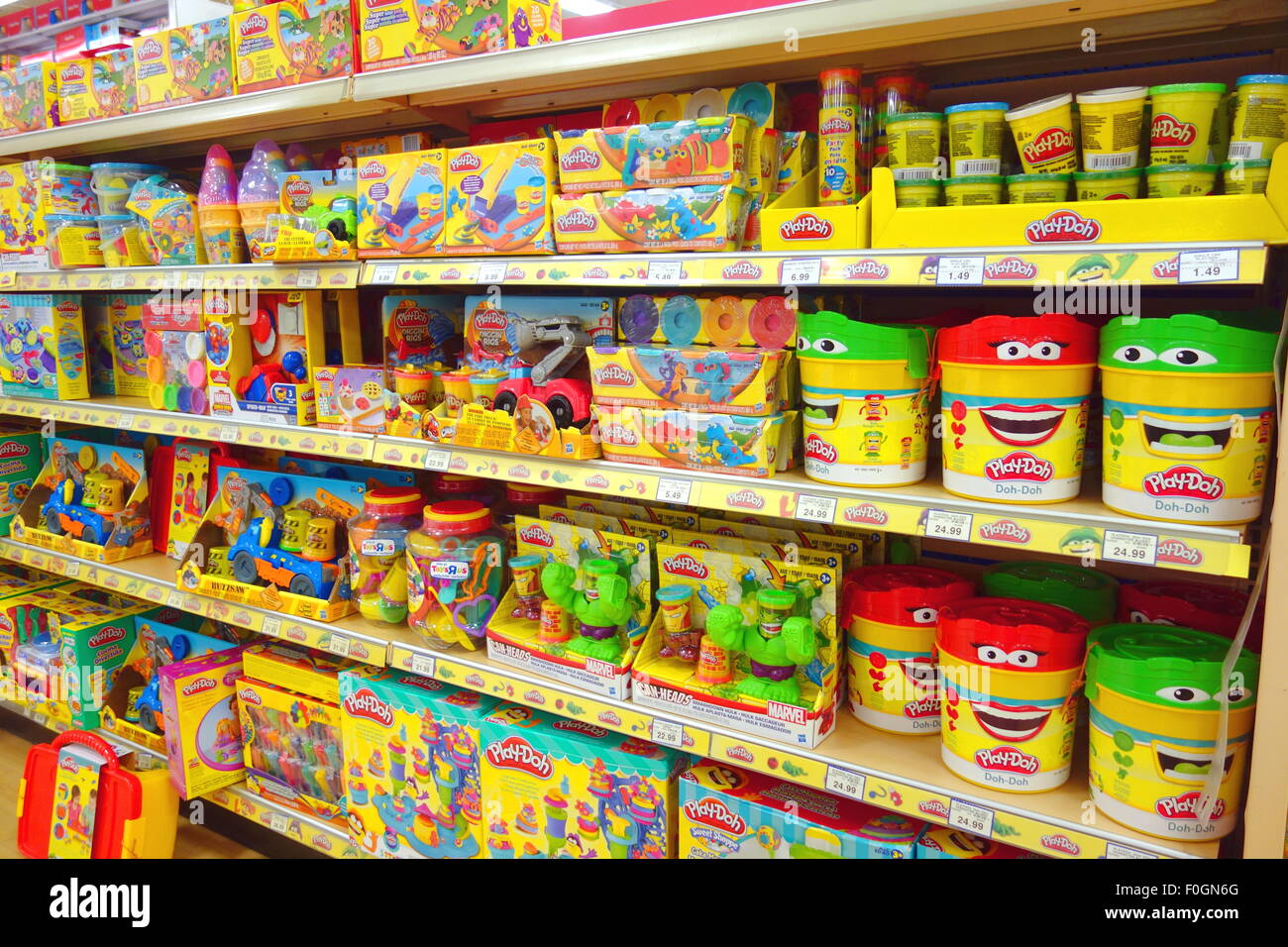 Spielen Sie Teig Pakete in einem Toys R Us-Geschäft in Toronto, Kanada Stockfoto