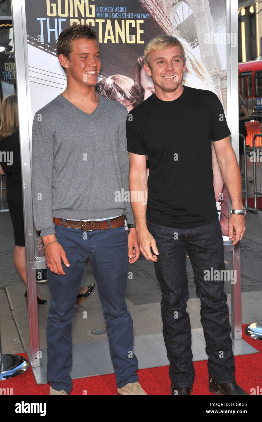 LOS ANGELES, CA - 23. August 2010: Ricky Schroder & Sohn Luke (in grau) an der Los-Angeles-premiere von "Going the Distance" bei Graumans Chinese Theatre in Hollywood. Stockfoto