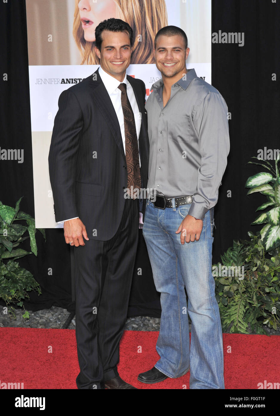 LOS ANGELES, CA - 16. August 2010: Scott Elrod (links) & Bruder Jonathan Elrod bei der Weltpremiere seines neuen Films "The Switch" Cinerama Dome, Hollywood. Stockfoto