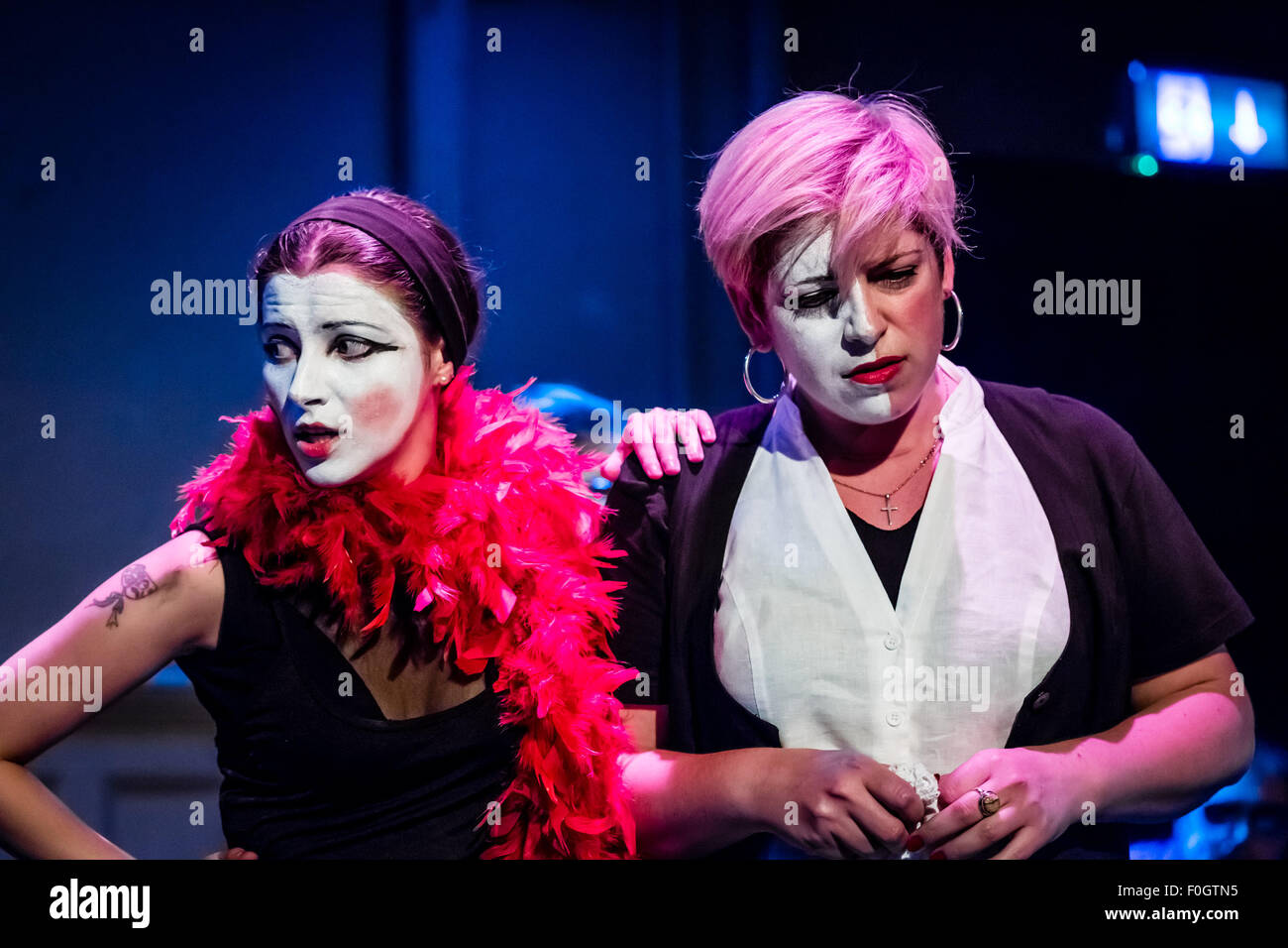 London, UK. 15. August 2015. Blutige Ost Europäer Migranten Satire Theaterstück von Molodyi Teatr Credit: Guy Corbishley/Alamy Live News Stockfoto