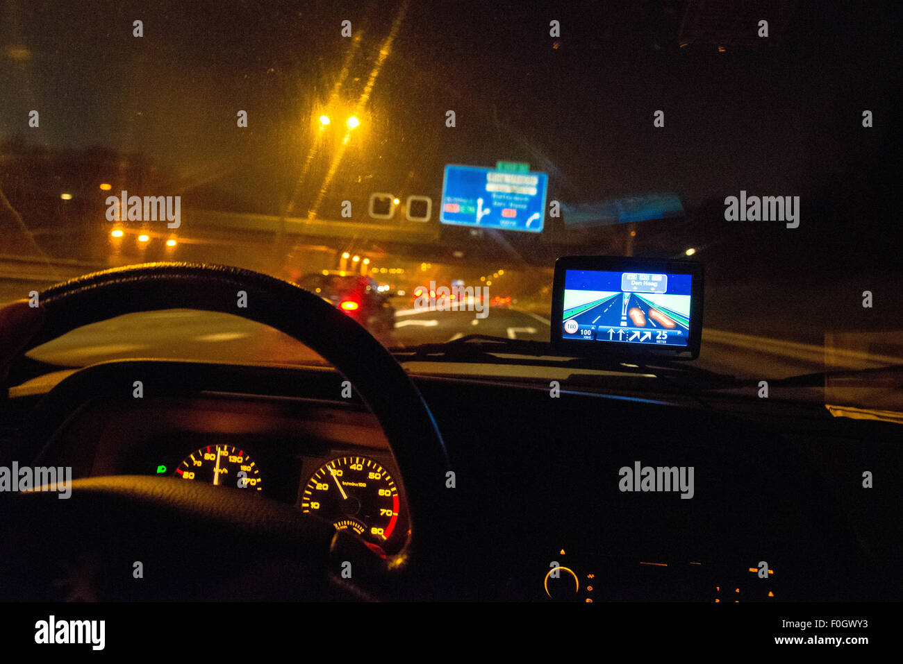 GPS oder Navigator im Auto bei Nacht Stockfoto