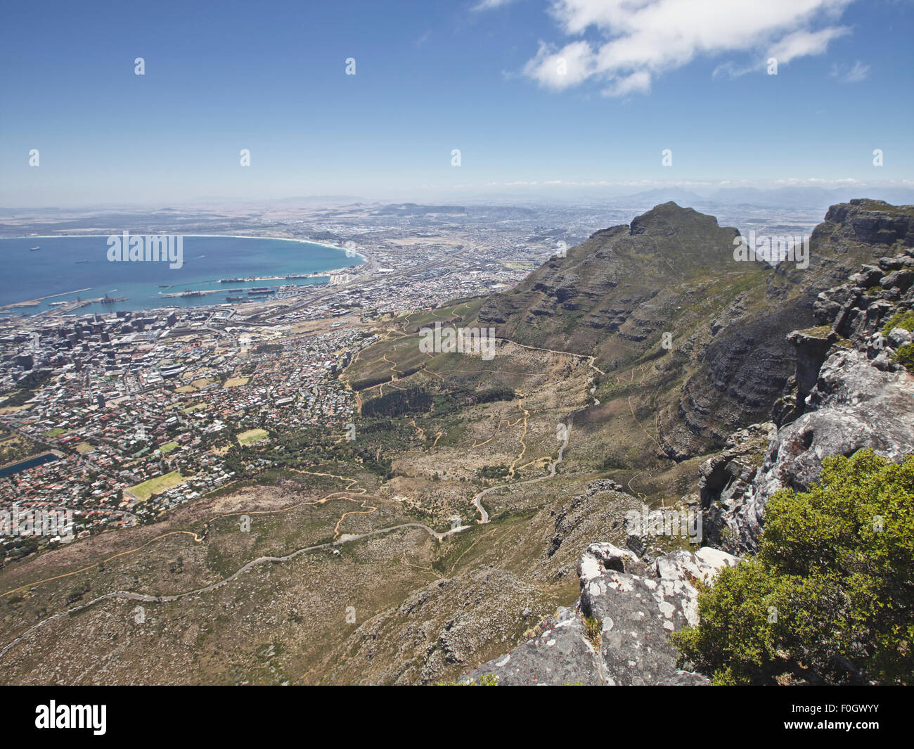 Ansicht von oben der Tabelle Table Mountain und Atlantik, Cape Town, Western Cape, Südafrika Stockfoto