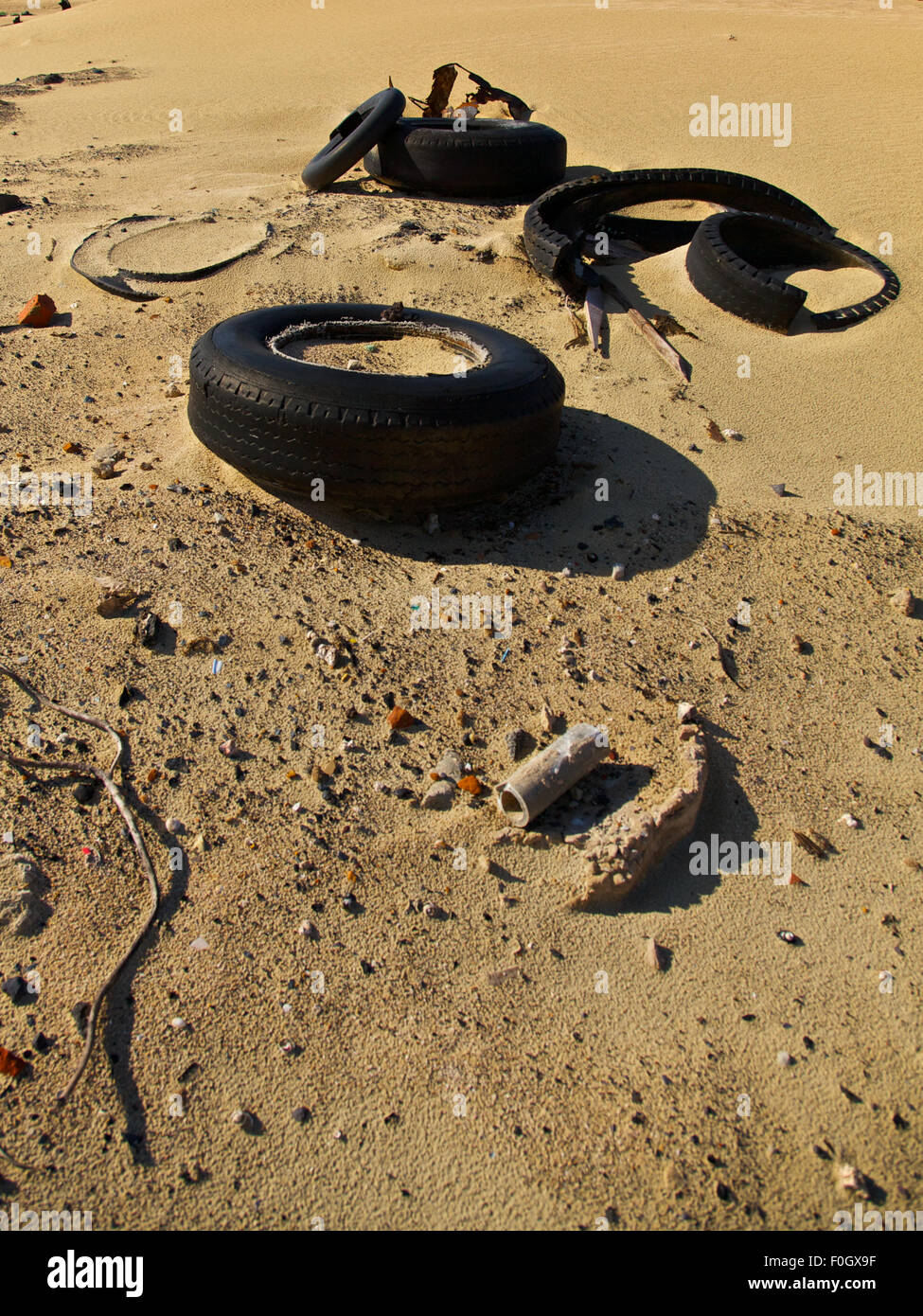 Wurf und Kautschuk Umweltverschmutzung auf unsere Küste Strand Umweltproblem Stockfoto