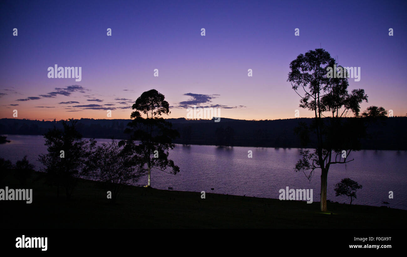 Sonnenuntergang über einem See in den frühen Morgenstunden, Hintergrund Stockfoto