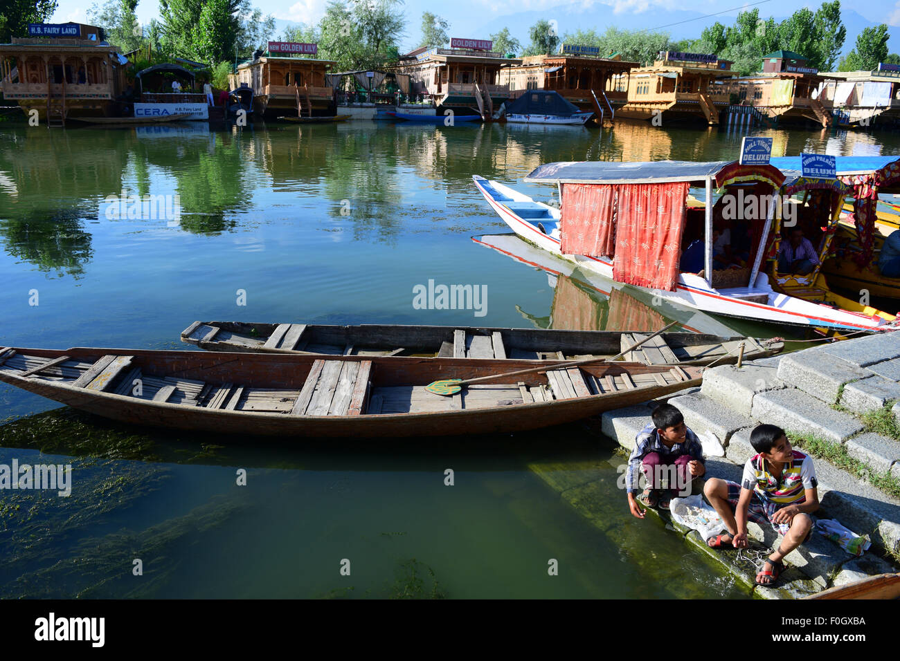 Kaschmir-Kinder in der Nähe der Dal-See in Srinagar, Jammu und Kaschmir Indien Stockfoto