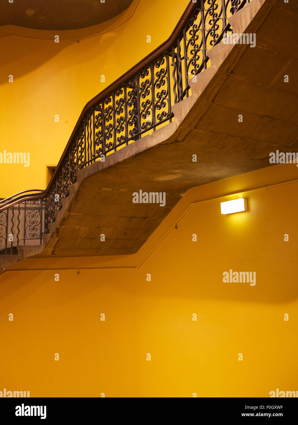 Antike Architektur, innen ein Treppenhaus und eine gelbe Wand Stockfoto
